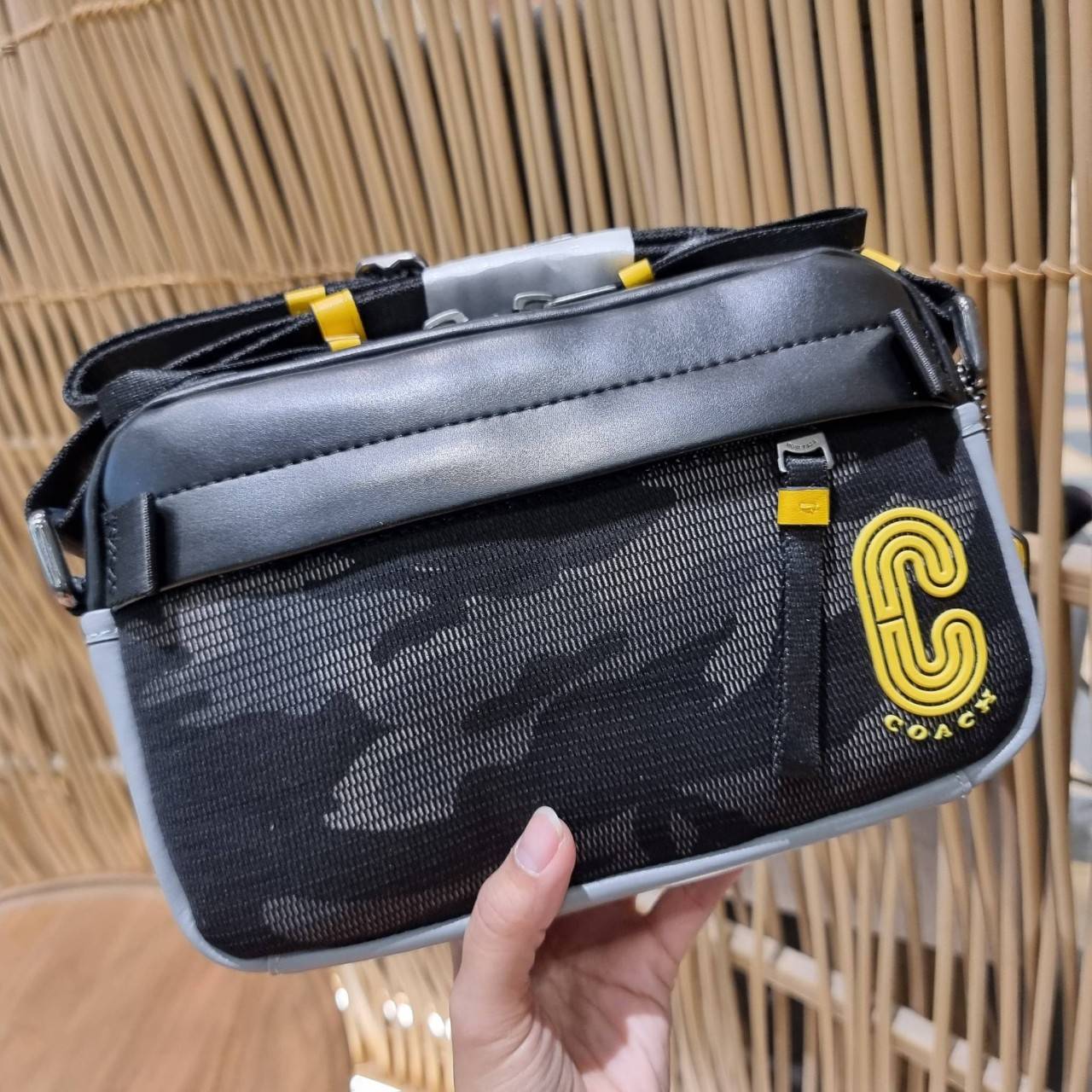 COACH EDGE CROSSBODY WITH CAMO PRINT ((2381, 2373)) ความเท่ never die!! กระเป๋าครอสบอดี้ทรงยอดฮิต ที่หนุ่มๆไม่ควรพลาด รูปทรงดีไซน์คลาสสิค ใช้งานง่าย วัสดุหนังแท้ตกแต่งตาข่ายพร้อมลายพริ้นท์ด้านหน้า สุดคูล!! ตัวกระเป๋ามีซิปหลัก และซิปด้านหน้า พร้อมช่องแยกด้