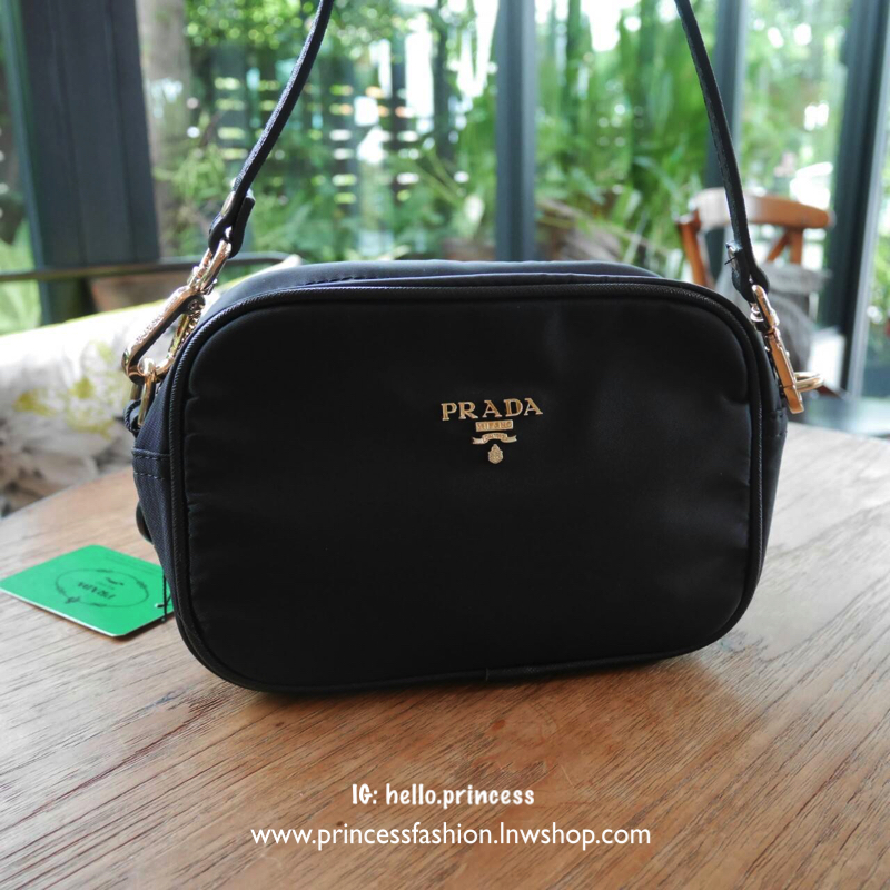 รุ่นใหม่ ที่ใครหลายคนรอคอยคะ กระเป๋าทรง mini crossbody จากงานพรีเมี่ยมกิ้ฟแบรนด์ดัง PRADA วัสดุ Nylonสุดหรูอย่างดี สามารถกันน้ำได้ ทั้งใบ ขนาดกำลังดีน่ารัก🐰 ด้านในมีช่องแบ่งใส่ของใส่ของจุกจิกได้ ใส่โทรศัพท์ได้ทุกรุ่น คสอ. ใช้แล้วสวยมากๆ อะไหล่ทองป