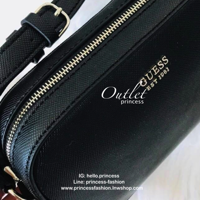 GUESS ZIP TOP KAMRYN CROSSBODY BAG กระเป๋าสะพายรุ่นยอดนิยม วัสดุ PU คุณภาพดี น้ำหนักเบา ด้านหน้าประดับด้วยโลโก้แบรนด์สุดหรู เปิดปิดกระเป๋าด้วยซิปสะดวกใช้ ด้านในโล่งกว้างมีช่องซิปและช่องใส่บัตร สามารถใส่มือถือได้ทุกรุ่น กระเป๋าสตางค์ใบสั้นได้ ซับในลายแบรนด