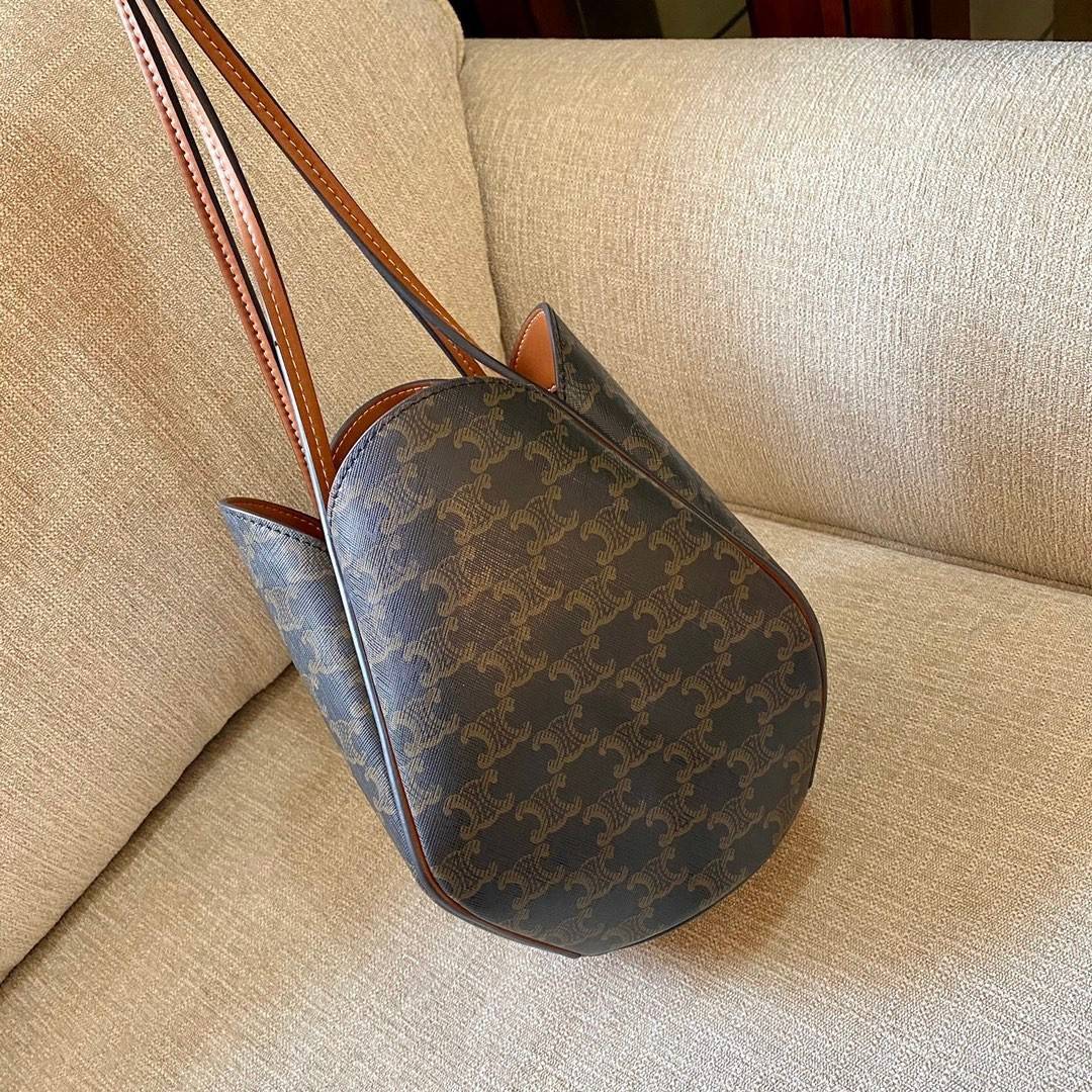 พรีเมี่ยมกิ๊ฟแท้ 100% 】CELINE MARLOU BAG IN TRIOMPHE CANVAS AND CALFSKIN TAN VIP GIFT WITH PURCHASE (GWP) กระเป๋าสะพายไหล่/คสอบอดี้ทรงสวยมีสไตล์