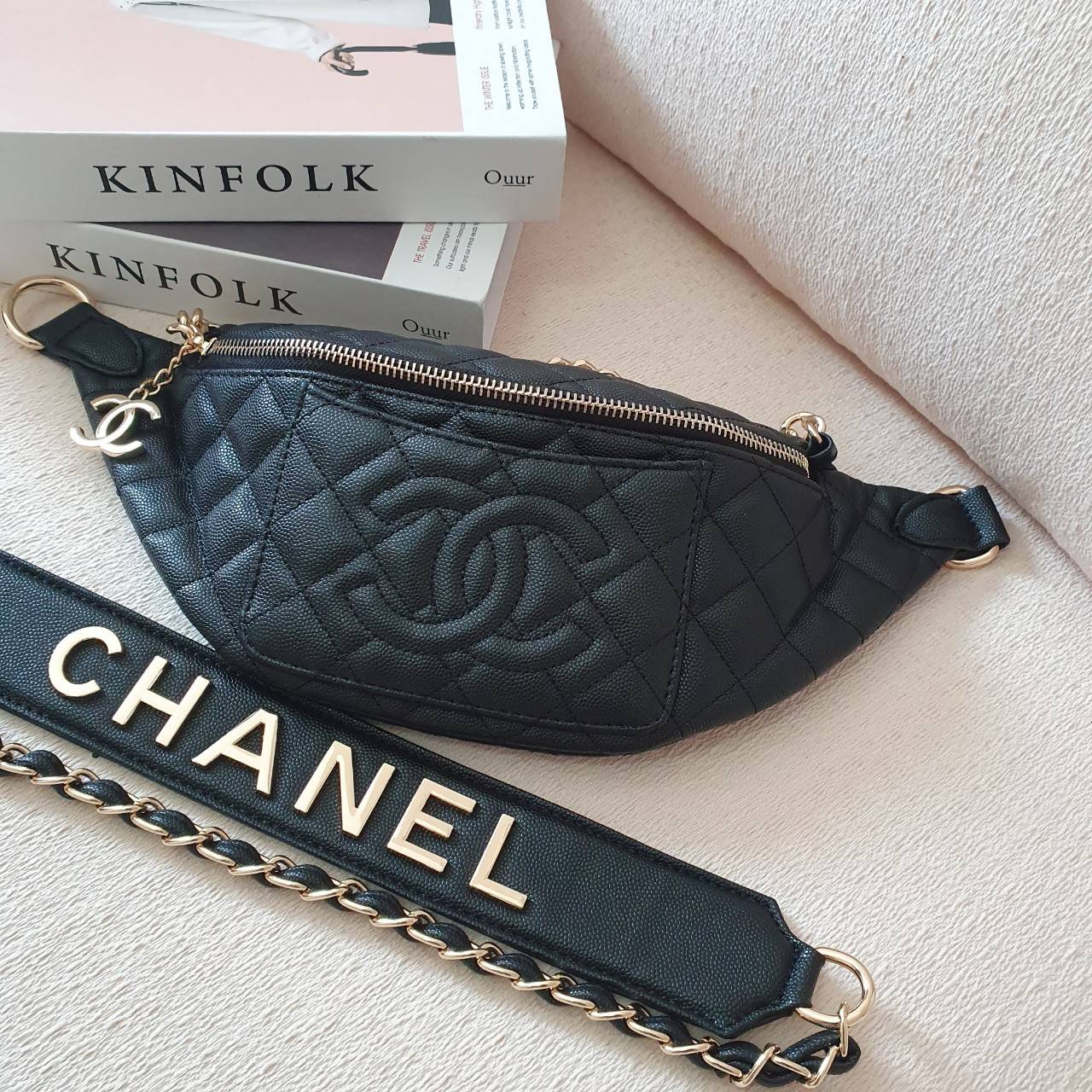 รุ่นใหม่ส่งท้ายปีกับ CHANEL CAVIER WAIST BAG งาน VIP GIFTจากเคาเตอร์้แบรนด์ดังระดับโลก ทรงคาดอกสุดหรู หนังคาเวียร์เต็มใบ อะไหล่ทอง เปิดปิดด้วยซิปสีทอง ด้านในใส่ขอฃจุกจิก กระเป๋าสตางค์แบบสั้นและโทรศัพท์ได้ทุกรุ่นค่ะ มาพร้อมสายสะพายแบบสายโซ่ทองและสายคาดแบบห