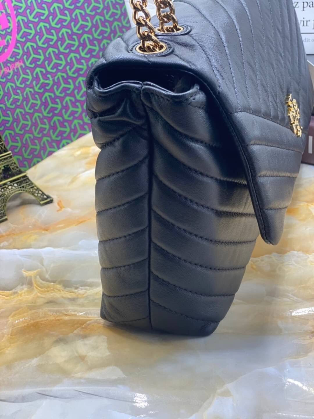 Large : Tory Burch Kira Chevron Quilted Convertible Leather Crossbody Bag เป็นกระเป๋าที่ใช้ในการออกงานสำคัญหรือวันที่มีปาร์ตี้สังสรรค์ คุณควรเลือกใช้กระเป๋าที่มีดีไซน์สะดุดตา เพราะจะช่วยยกระดับและเพิ่มเสน่ห์ให้กับตัวคุณเองมากยิ่งขึ้น หากเป็นงานทางการ เช่น