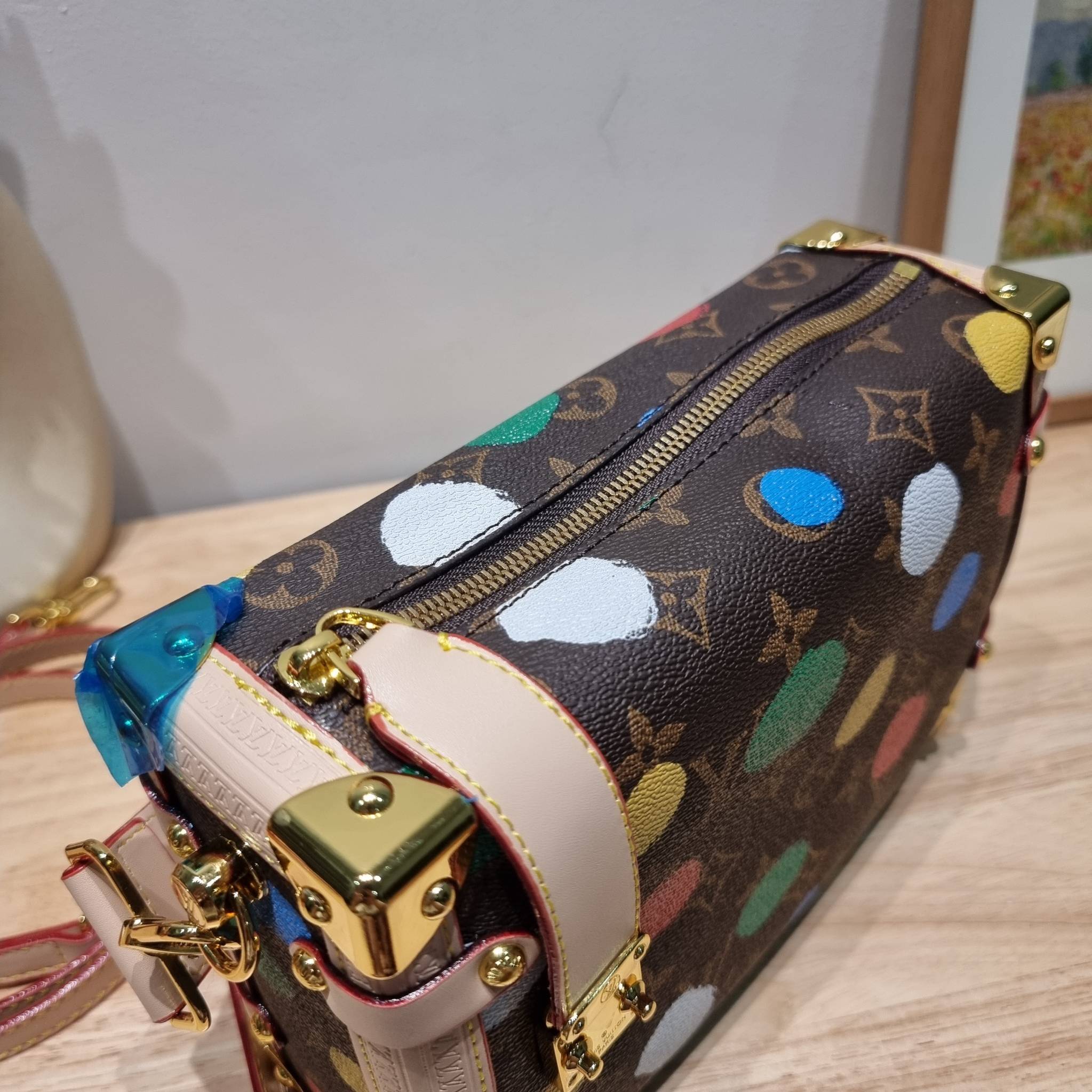 LV x YK SIDE TRUNK Monogram canvas bag สุดยอดกระเป๋าไอคอนนิค ทรงสวย ดีไซน์ใหม่ สวยมีเสน่ห์ รูปทรงกล่อง โดดเด่นด้วยหมุดเข้ามุม ซิปเปิด-ปิดล็อคได้ วัสดุหนังแคนวาส