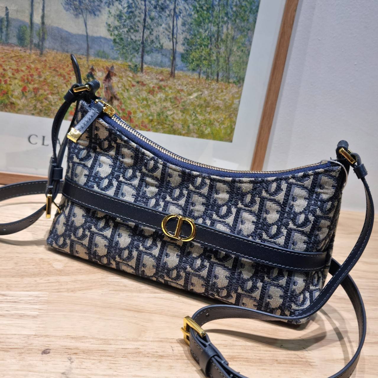 DIOR 30 MONTAIGNE CIGALE MINI BAG ใหม่ล่าสุด กับกระเป๋าสะพายโฮโบมินิไซส์ ที่ไม่ได้เล็กอย่างที่คิด เพราะใบนี้สามารถใส่ของสำคัญได้ครบ ดีไซน์สวยคลาสสิค เรียบแต่โก้ น้อยแต่หรูหรา ใช้งานด้วยซิปรูดใช้งานง่าย