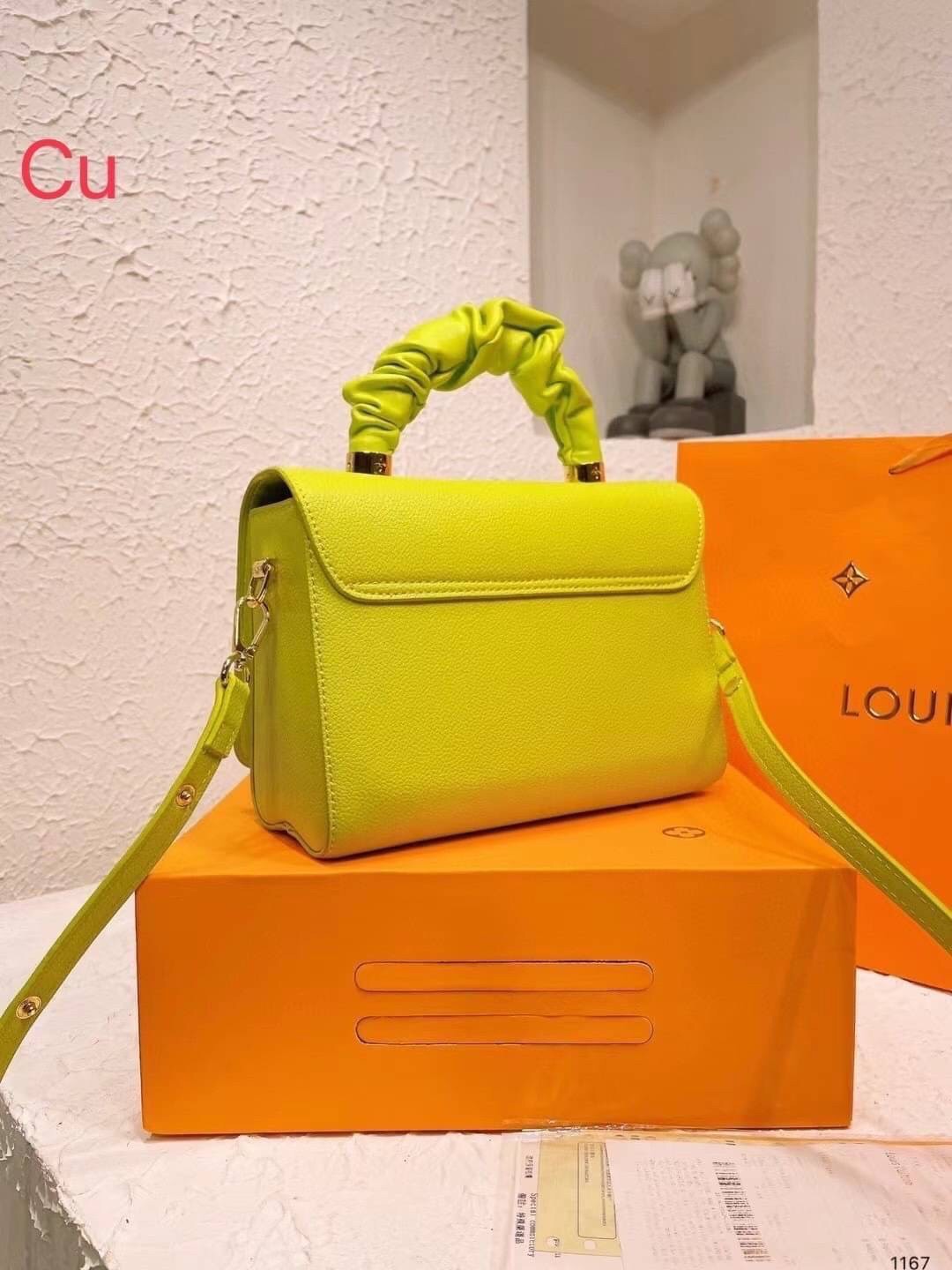 LV TWIST top handle ที่สุดของความสวยในราคาเบาๆ กระเป๋าถือสุดหรู ดีไซน์ทรงคลาสสิค ดีงามม้ากกกก!! มาพร้อมหูจับในตัว ด้วยรูปทรงวินเทจ พร้อมส่งครบ box set ในราคาที่คุ้มที่สุด จัดเถอะค่า ยืนยันว่าสวยคุ้ม!!