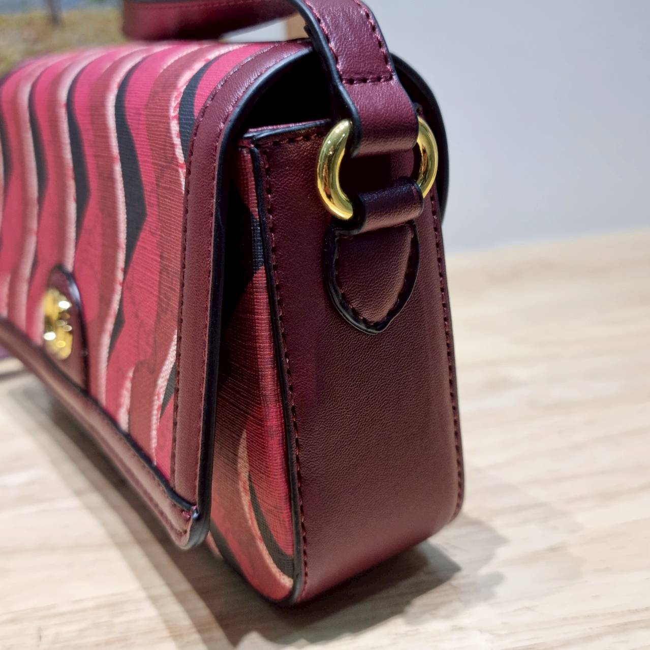 Gucci Lunar New Year Printed super mini bag ไอเท็มหายากสุดปัง กระเป๋าสะพายรุ่นรับทรัพย์ คอลเลคชั่นใหม่พร้อม box set โทนสีใหม่ของแบรนด์ เป็นการตกแต่งที่มีกิมมิคไม่เหมือนใคร