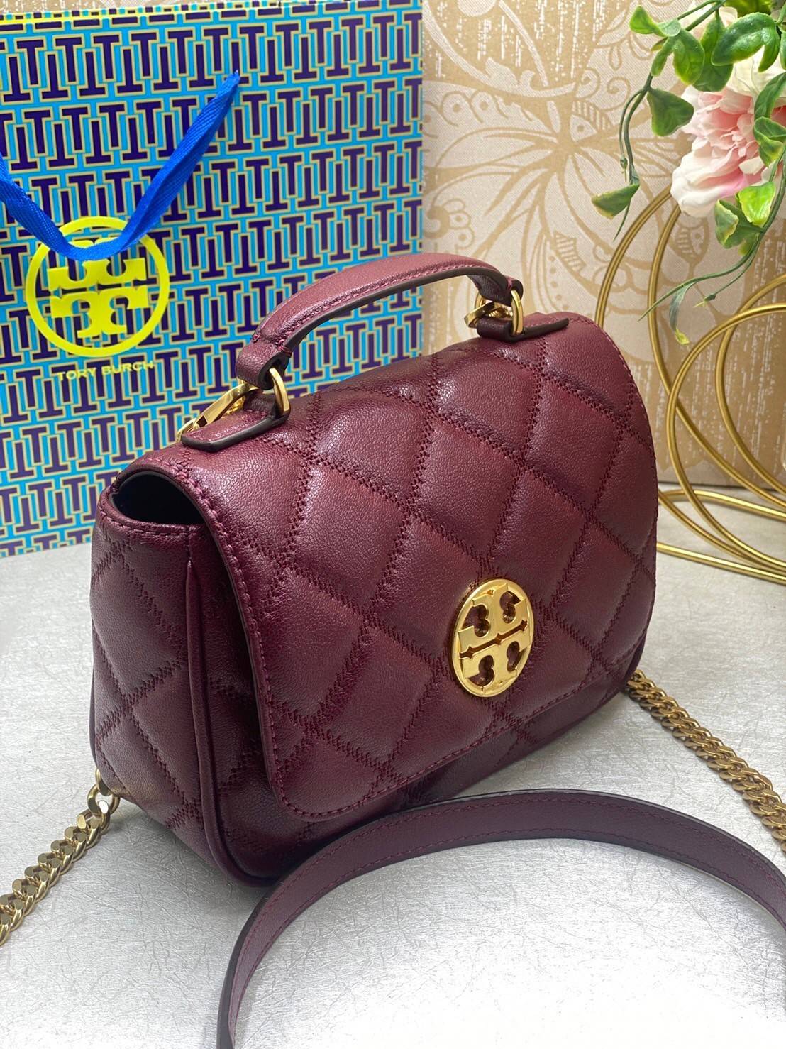 Tory Burch Willa Mini Top Handle Bag พร้อมส่งที่ไทย ใบจริงคือสวยสุดดไปเลยค่าา! กระเป๋าสะพายข้างหรือหิ้วก็เก๋ไปอีกเลยค่ะ! หนังอย่างดี ลายนวมนิ่มมือดีมากค่ะ ด้านหน้ามีอะไหล่โลโก้แบรนด์
