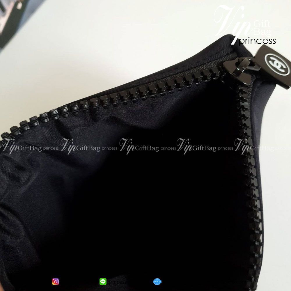 กระเป๋าอเนกประสงค์ Chanel งานพรีเมี่ยมกิ้ฟท์จากเคาเตอร์แบรนด์ดัง ของแท้จากแบรนด์ chanel ขนาดกะทัดรัด ผ้าโฟมนุ่มลื่นมือ ด้านหน้าสกรีนแบรนด์ ปิดเปิดด้วยซิปที่จับปั้มแบรนด์ ด้านในมีช่องใส่เครื่องสำอางค์ ของจุกจิกหรือโทรศัพท์ได้ทุกรุ่น ที่ควรมีไว้เป็นไอเท็มติ