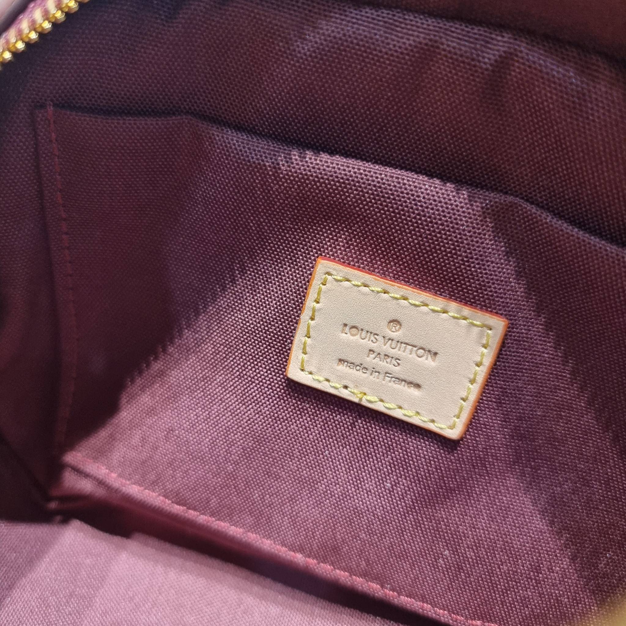 LV Deauville Mini Monogram Canvas bag เดอะเบสท์เซลเลอร์ ที่ใครก็ตามหา กับกระเป๋าสะพายทรงกล่อง ไซส์เล็กกะทัดรัด พกพาสะดวก รูปทรงสวยหรู วัสดุหนังแคนวาสสลับหนัง