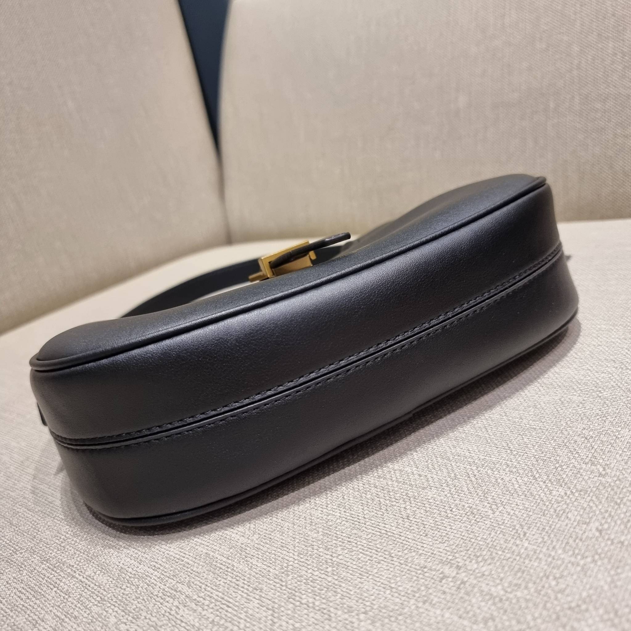 Yves Saint laurent le fermoir hobo bag in shiny leather / YSL hobo bag กระเป๋าสะพายไหล่ ดีเทลหรู สวยครบทุกมุม ตอบโจทย์สาวๆทุกไลฟ์สไตล์ เพราะใช้งานได้ง่ายและสะดวก vip พรีเมี่ยมกิ๊ฟจาก dytyfree วัสดุหนังวัวแท้เต็มใบ สัมผัสดีงามมากๆ น้ำหนักเบา ดูแพงที่สุด ปา