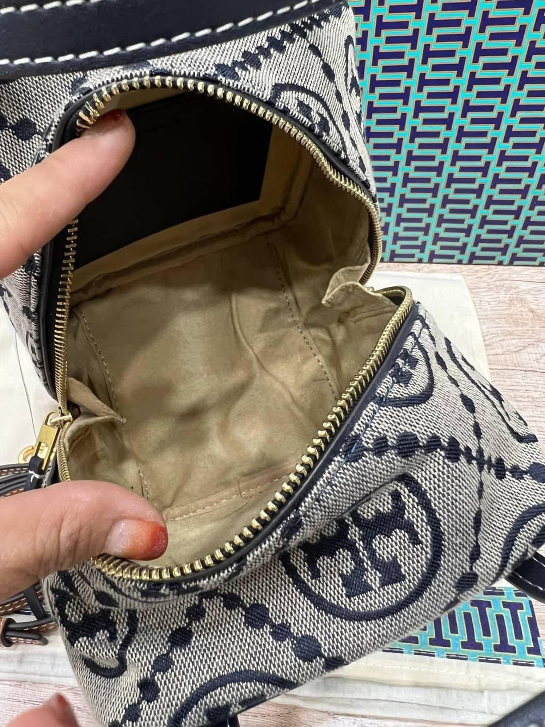 TORY BURCH T MONOGRAM JACQUARD CUBE BAG 🎁พร้อมส่งที่ไทยใหม่ล่าสุด! ปีใหม่นี้เราต้องมีกระเป๋าสวยและเก๋ไว้ใช้กันค่ะ กับกระเป๋าทรง CUBE ดีไซด์ให้ดูเรียลร่วมสมัยมากขึ้น สามารถหยิบจับของได้ง่าย ทรงกระเป๋าแบบกล่อง