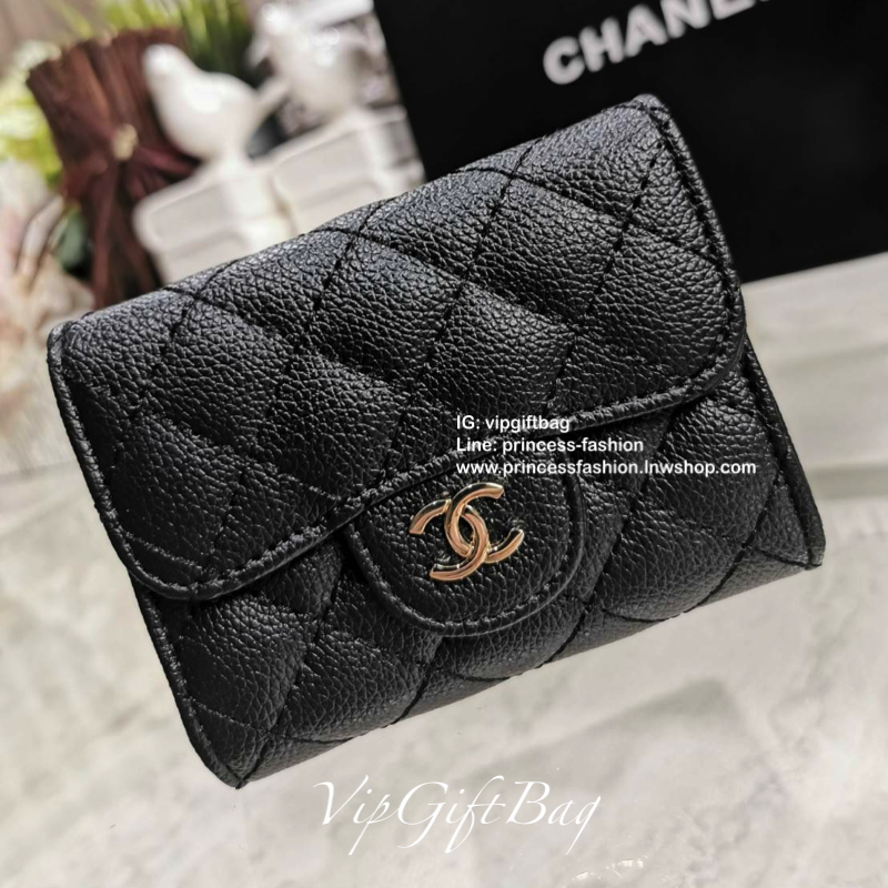 CHANEL SHORT WALLET VIP Gift With Purchase พรีเมี่ยมกิ้ฟ Chanel ไอเท็มนี้แนะนำค่ะ ลูกค้าสั่งพรีออเดอร์กันเยอะมาก วัสดุหนังด้านขึ้นลายตารางคลาสสิค ไม่มีเอ้าท์ เปิดปิดด้วยฝาปิด ด้านหน้าประดับโลโก้แบรนด์อะไหล่เงินสวยหรูดูดี ด้านหลังมีช่องใส่ของ ภายในมีช่องแบ