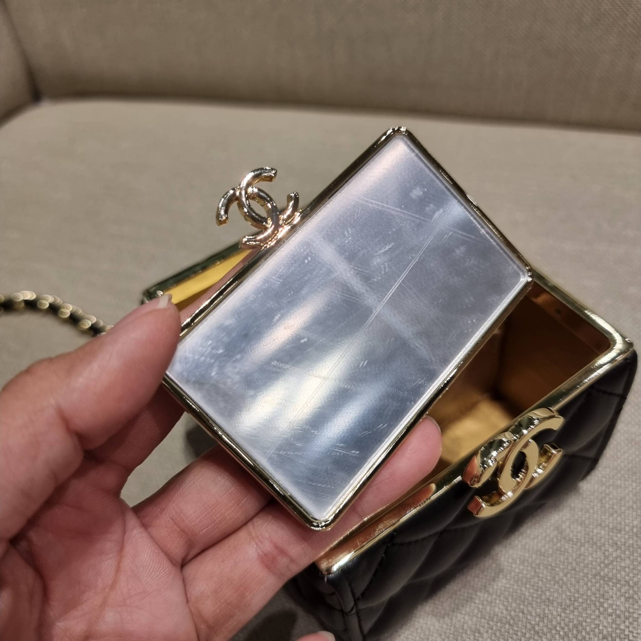 VIP 🥂 Chanel Clutch with Chain / Chanel small box with chain กระเป๋าสะพายเอนกประสงค์ รูปทรงกล่อง ไซส์มินิน่ารัก ใบจริงเห็นแล้วใจบาง หลงรักที่สุด วัสดุหนังสังเคราะห์เดินลายเส้นสวยคม อะไหล่โลโก้สีทองโดดเด่น มาพร้อมสายสะพายในตัว เปิด-ปิดด้วยการกดที่โ