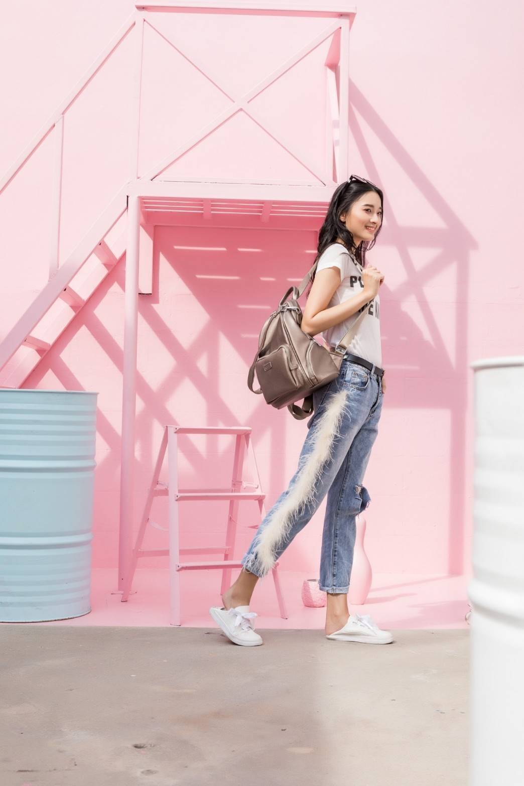 กระเป๋า ทรงน่ารัก มากๆๆๆ จากแบรนด์ KEEP รุ่น Misty backpack มาใหม่ หนัง Microfiber ผิวสัมผัสคล้ายหนังวัวแท้ เนื้อหนา นิ่มมือ พิเศษ!! เป้ใบนี้ มีสายสั้นหนังสำหรับสะพายไหล่ให้ด้วยคะ ใครชอบเป้สไตล์นี้ ห้ามพลาดเลยน๊า สวยจริง คอนเฟิร์มเลย
