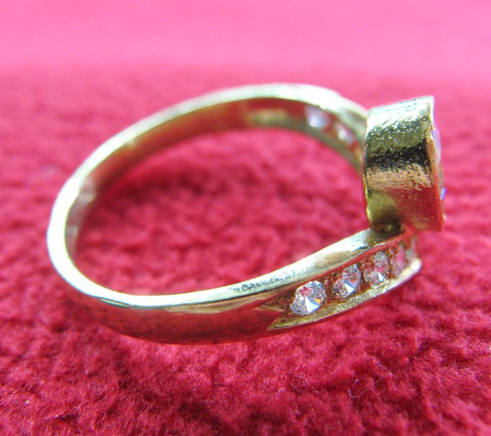 สินค้าหมดค่ะ แหวนเพชรทองเหลือง แบบ9(รูปหยดน้ำ ด้านข้างเพชรเล็กข้างละ5เม็ด)ค่ะ