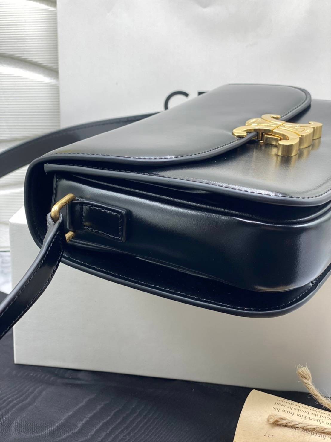 หนังแท้ CELINE TRIOMPHE CROSSBODY BAG ดีไซน์ยอดนิยมสไตล์สาว LISA ทรงสี่เหลี่ยมหนังสวยหรูอยู่ทรงเปิดปิดด้วยฝาปิดโลโก้แบรนด์อะไหล่ทอง ภายในมีช่องหลัก ช่องย่อย และช่องซิป สามารถใส่มือถือของใช้จุกจิกได้เยอะ มาพร้อมสายสะพายหนังยาวปรับระดับได้ จะสะพายไหล่ CROSS