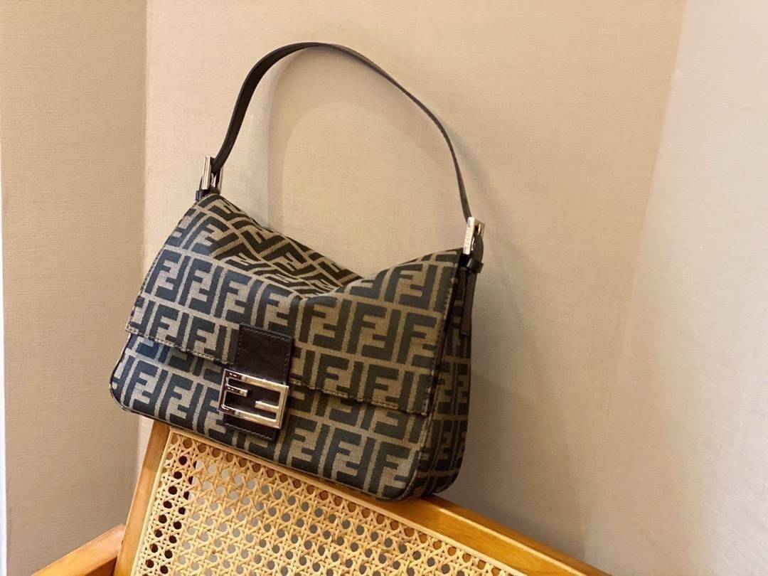รุ่นใหม่แนะนำ!! FENDI BAGUETTE BROWN FABRIC BAG (GWP) วัสดุ CANVAS พิมพ์ลายแบรนด์ เปิดปิดด้วยฝาปิดกระดุมแม่เหล็ก ภายในมีช่องซิป ใส่ของแยกอีกช่อง สามารถใส่กระเป๋าสตางค์ยาว iphone เงิน ของจุกจิกได้ มาพร้อมสายสะพาย2แบบ ถอดเปลี่บนได้ อะไหล่แบรนด์สีเงิน Rare i