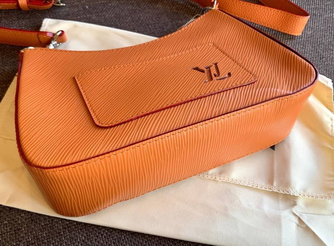 VIP 🥂 LOUIS VUITTON MARELLR EPI LEATHER รุ่นนี้ลายหนังเป็นลายไม้ มีโลโก้แบรนด์แบบฉลุด้านหน้า มาพร้อมกระเป๋าใบลูกแบบซิปจัดเก็บได้ตรงช่องด้านหน้า สามารถถอดออกแยกใช้งานได้ต่างหากนะคะ เปิดปิดกระเป๋าแบบซิป ภายในโล่ง สามารถใส่กระเป๋าเงินใบยาวได้;ของจุกจ