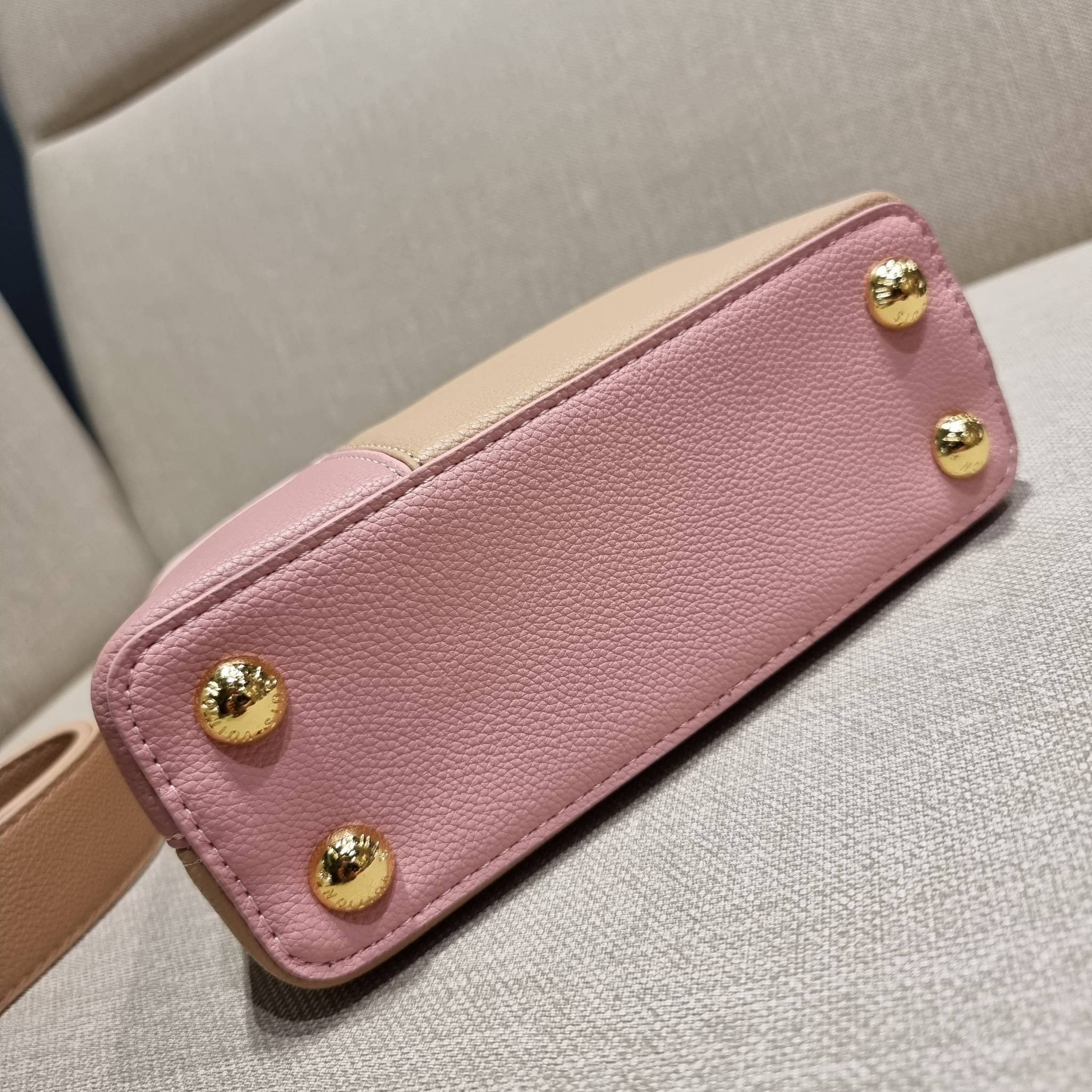 LV capucines mini top handle VIP ที่สุดของความสวยในราคาเบาๆ กระเป๋าถือสุดหรู ดีไซน์ทรงคลาสสิค ที่รอบนี้มาในไซส์มินิ ดีงามม้ากกกก!! มาพร้อมหูจับในตัว ด้วยรูปทรงวินเทจและวัสดุหนังลูกวัว ขับผิว ทำให้ไอเท็มนี้สะกดทุกสายตาจริงๆ และยังมีลูกเล่นที่ฝาปิดกระเป๋า ท