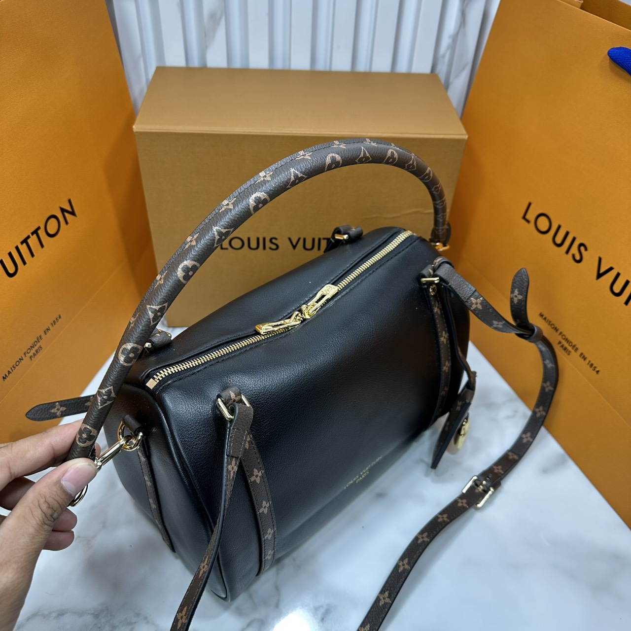 ORI หนังแท้ | LV Express PM Bag 25cm กระเป๋าสะพายทรงหมอนสปีดี้ดีไซน์ใหม่ล่าสุด โฉบเฉี่ยว แต่งคาดหน้าโมโนแกรมโดดเด่น ตัวกระเป๋าสีพื้นตัดกันอย่างลงตัว พร้อมหูแบบจับยาวถอดได้จะถือหรือคล้องไหล่ก็เก๋