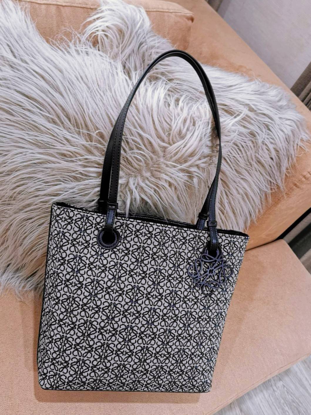 LOEWE ANAGRAM TOTE BAG VIP ไอเท็มใหม่! ดีไซน์สวยคงเอกลักษณ์ด้วยวัสดุ Anagram Canvas Jacquard Fabric ผสมผสานหนังแท้ Calfskin ลงตัวสุดคลาสสิค ขนาดกำลังดี น้ำหนักเบา ใส่เอกสาร A4 Notebook ipad ของใช้ได้เยอะ หูหิ้วหนังจับแข็งแรง สะพายไหล่ได้ พร้อมส่งที่ไทยสุด