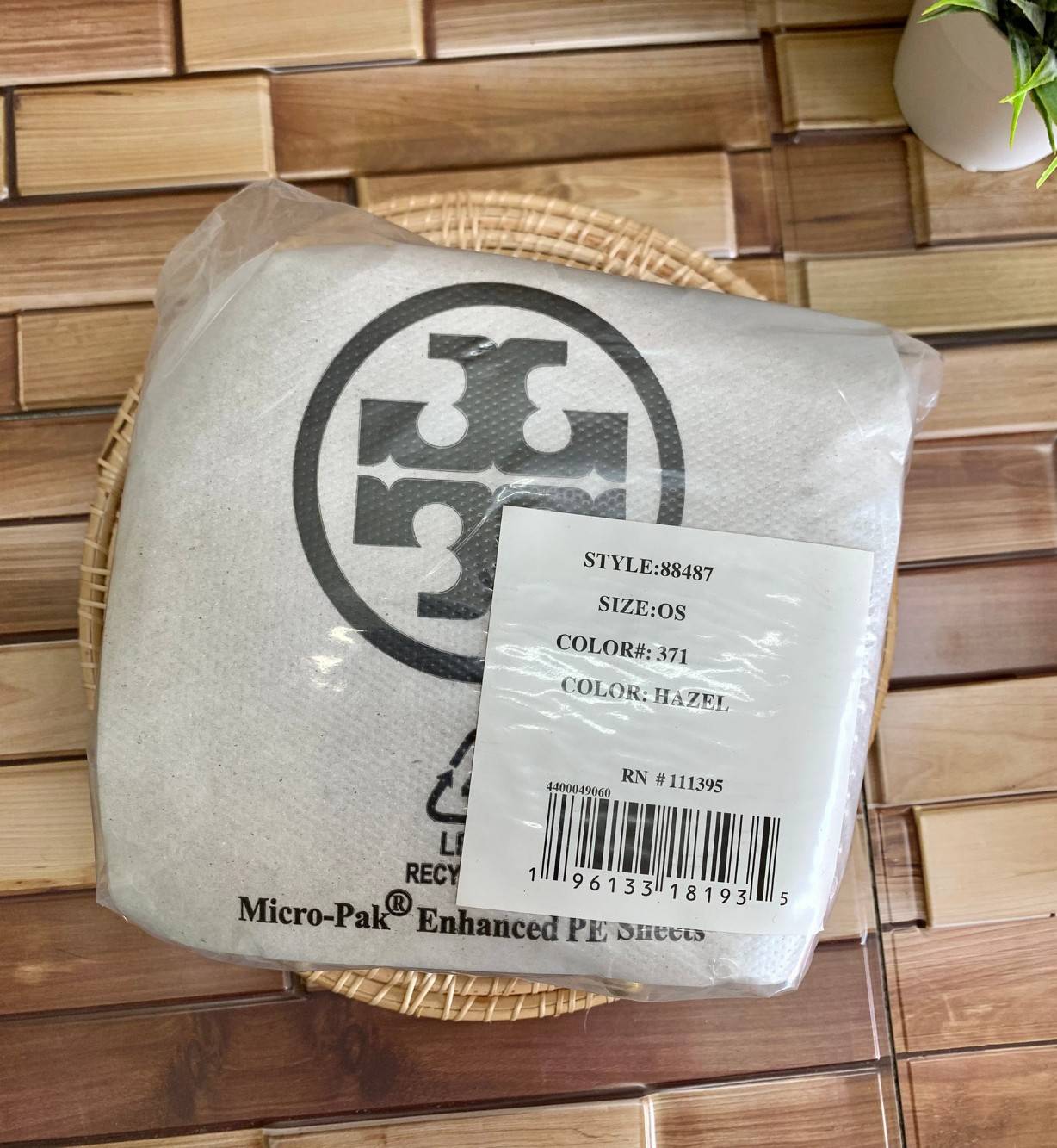 TORY BURCH T MONOGRAM JACQUARD CIRCLE BAG ((Large size)) พร้อมส่งที่ไทย สวยก่อนใครที่นี่! กระเป๋าจาก Tory burch รุ่นนี้มาในสไตล์ทรงวงกลม สุดคลาสสิค ดูคล่องตัวมากขึ้น วัสดุJacquardทอลายแบรนด์+ขอบหนังแท้ ได้ลงตัวสวยงามอยู่เหมือนเดิมค่ะ