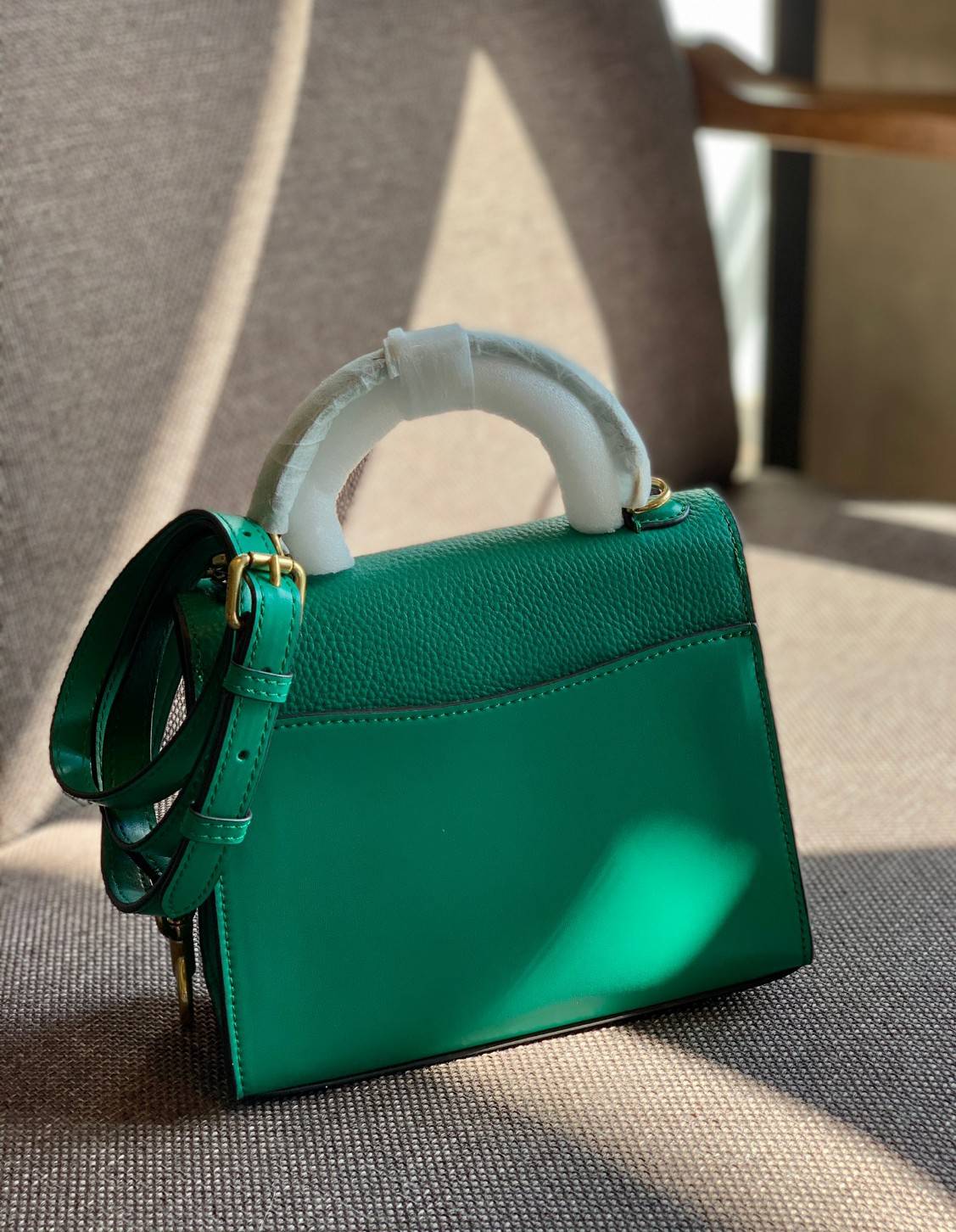 COACH TABBY TOP HANDLE 20 พร้อมส่งที่ไทยค่ะ! กระเป๋าหิ้ว//สะพายข้างได้ หนังแท้อย่างดี กหนึ่งใบทำหนังสองลายได้อย่างสวยงาม พร้อมโลโก้รุ่นใหม่ล่าสุดดูดีมากๆค่ะ เปิดปิดกระเป๋าแบบกดล็อค ภายในมีช่องหลักสองช่อง ใส่มือถือได้ทุกรุ่น;กระเป๋าเงินใบกลางได้;ของจำเป็นจ