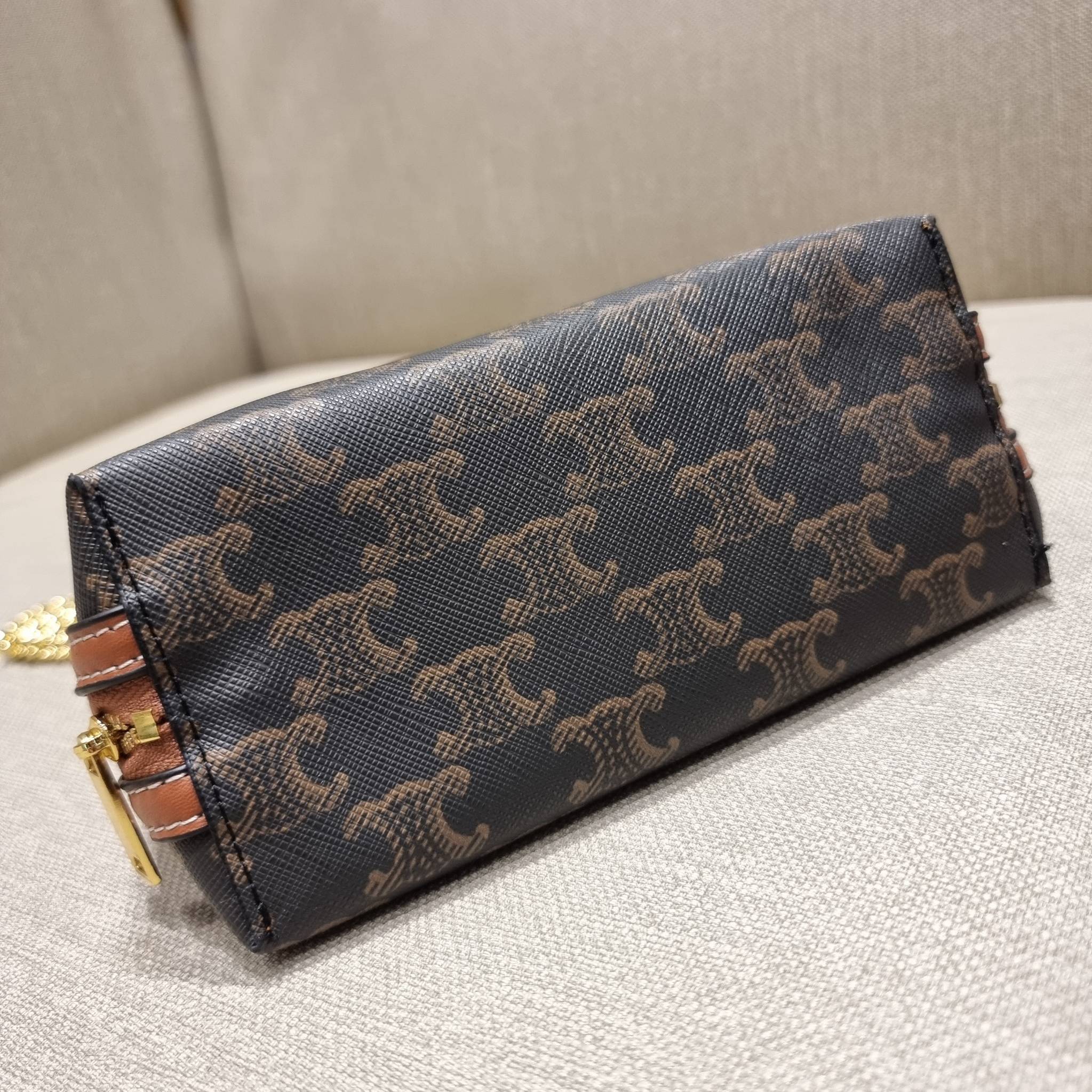 CELINE CLUTCH WITH CHAIN IN TRIOMPHE CANVAS WITH TRIOMPHE HEART EMBROIDERY กระเป๋าสะพายกึ่งคลัทช์ มินิไซส์ เอาใจสาวๆสายสะดวก!! พกพาง่าย สะพายกำลังสวย วัสดุหนังแคนวาส ดีไซน์ใหม่ โลโก้ลายปัก ดีเทลเดินด้ายรูปหัวใจ คิ้วท์ไปอี้ก!! เปิด-ปิดด้วยซิป ภายในโล่ง ใส่