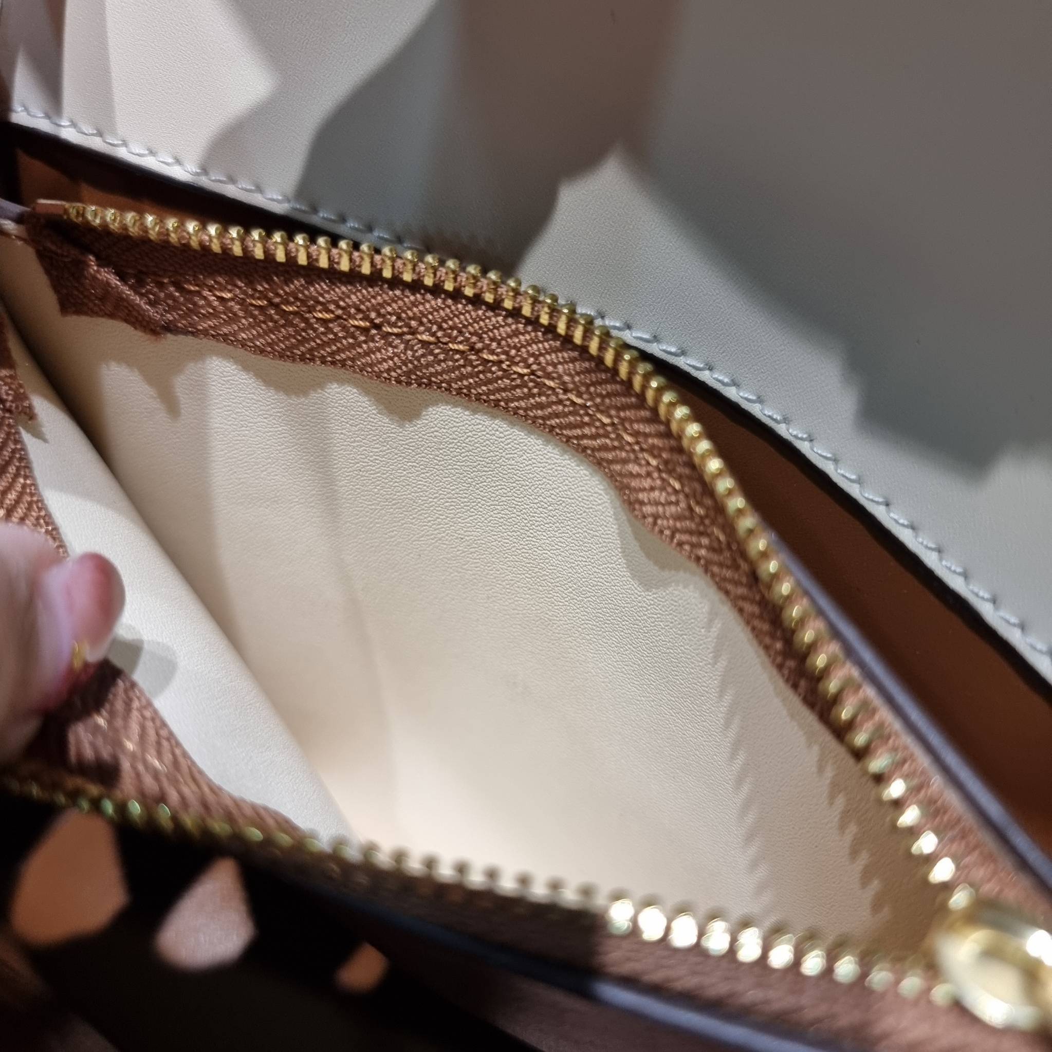 Tory Burch Bag / TORY BURCH ELEANOR SMALL CONVERTIBLE SHOULDER BAG ฮอตไอเท็ม รุ่นนี้ขายดีขายหมด สวยหรู คุณหนู ผู้ดี!! หายากมากแล้วน้า กระเป๋าสะพายข้าง ดีไซน์อยู่ทรง ขนาดกำลังสะดวกใช้ เปิด-ปิดด้วยแถบแม่เหล็ก ภายในแบ่งสัดส่วนได้เป็นอย่างดี