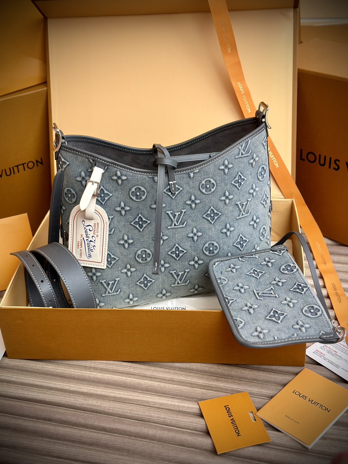 LV Carryall Denim Vintage Tote Bag กระเป๋าทรงโท้ทเดนิมสไตล์วินเทจ รุ่นใหม่ปั้มลายโมโนแกรมบนเดนิมสุดไอคอนิก ที่ใครเห็นต้องเป็นคลั่งรัก ผู้ดี หรูหราได้ทุกลุค ทุกสไตล์