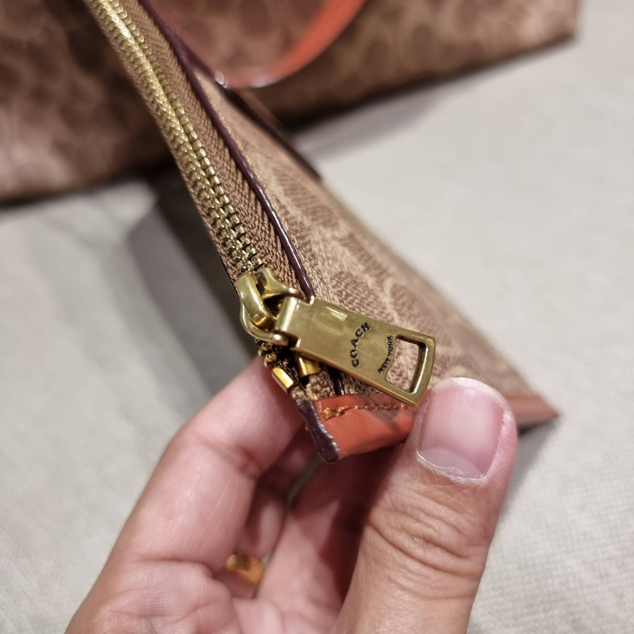 COACH C6336 DAY TOTE IN SIGNATURE CANVAS ใหม่ล่าสุด กับกระเป๋าทรงโท้ทใบใหญ่ สวยสะกดสายตา ด้วยดีไซน์ที่ดูเรียบง่าย แต่แฝงไปด้วยดีเทลเล็กๆ ที่เสริมให้ไอเท็มนี้ดูแพง พิเศษ กระเป๋าลูกใบเล็กอีกหนึ่งใบ พกติดกับกระเป๋า หรือจะเอาไปแยกใช้ก็ได้ วัสดุหนังแคนวาส สลับ