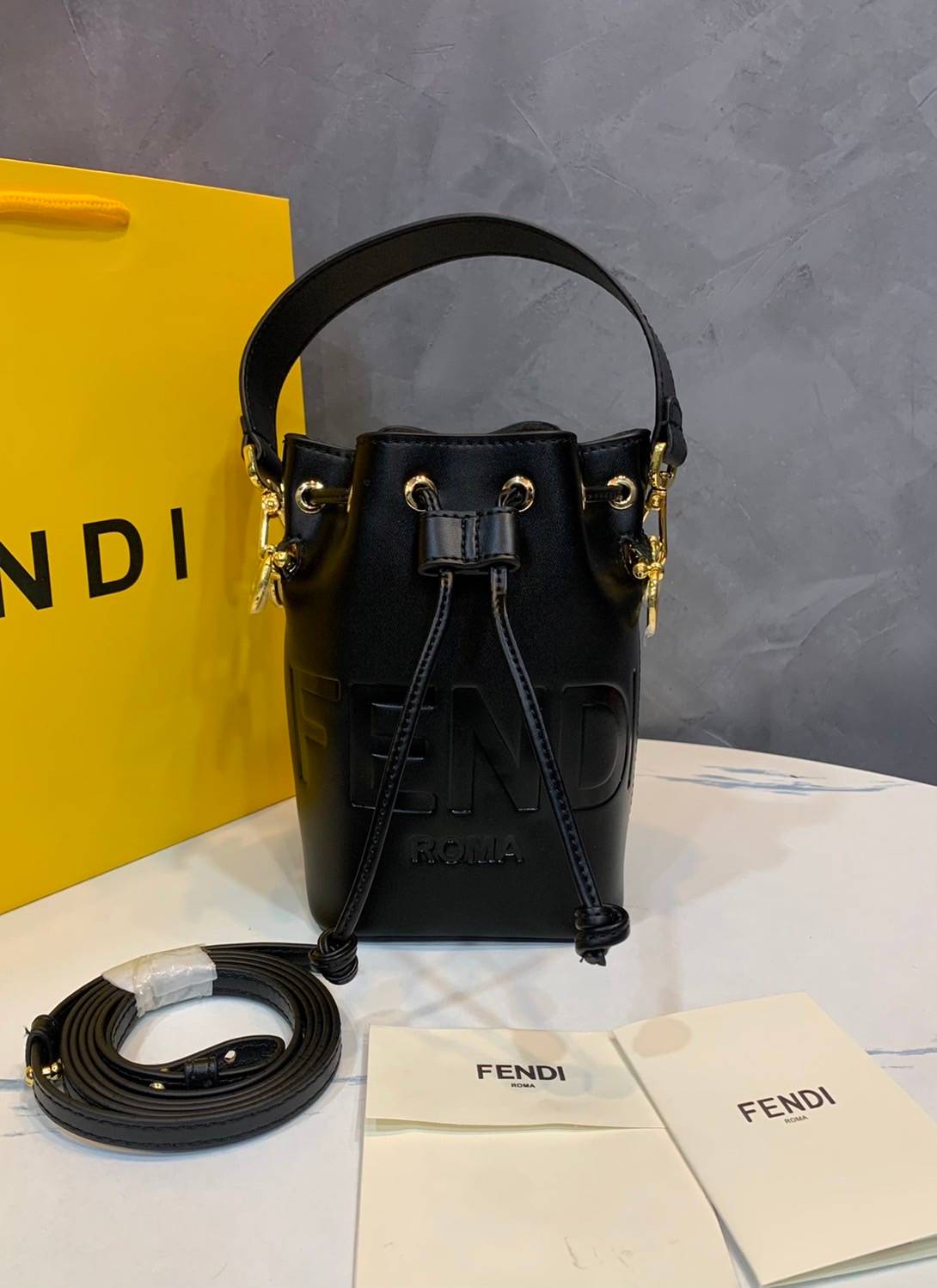 FENDI Mon Tresor Mini leather bucket bag กระเป๋าถือทรงขนมจีบสุดคิ้วท์ หรือสะพายไหล่ วัสดุหนังแท้อย่างดี รุ่นใหม่ล่าสุด สวยหรู ดูแพง คุณนายสุดไปเลยค่า ถือแล้วสวยมากๆ จุของได้กำลังดี ทรงนี้ต้องมีติดตู้ไว้สักใบนะคะ!