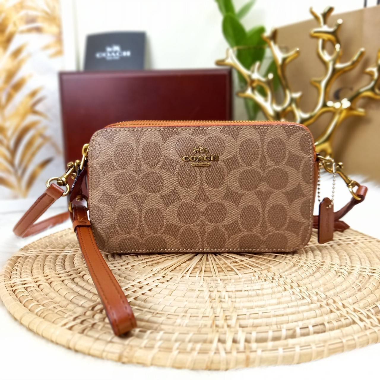 COACH KIRA CROSSBODY IN SIGNATURE CANVAS (COACH F89399)🍁เหมาะมือมาก หยิบใช้ง่ายสบายเลย🌈//รุ่นนี้ จะถือ จะคล้องมือ สะพายคลอสบอดี้ ได้หลายลุค จัดวางตามต้องการได้เลย // มีสายคล้องมือ และสายยาว สามารถถอดได้ทั้ง 2 สาย //เปิด-ปิดด้วยซิป มี2 ช่อง