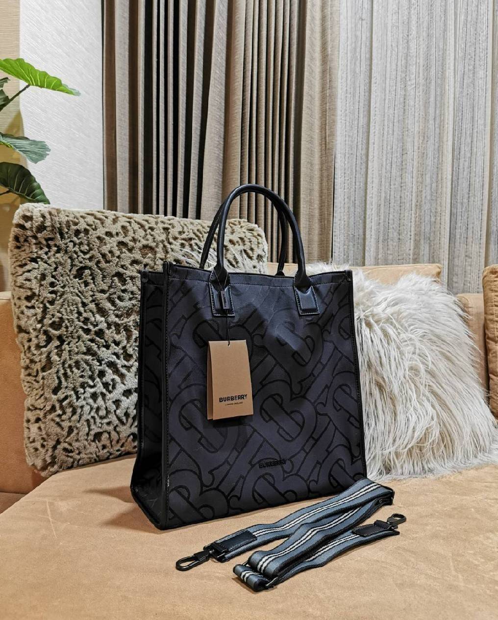 VIP 】ห้ามพลาด! พร้อมส่ง Rare Items! NEW ARRIVAL! BURBERRY FRAGRANCES MONOGRAM TOTE BAG VIP GIFT WITH PURCHASE (GWP) Limited Edition จาก BURBERRY PURFUME COUNTER วัสดุหนังแท้และ POLYAMIDE ขึ้นลาย TB Monogram ประดับโลโก้ด้านหน้า ใบใหญ่จุใจ ใส่หนังสือ เอกสาร