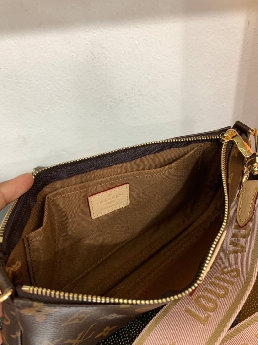 LV Multi Pochette Accessoires Monogram 3in1 เกรดออริจินอล กระเป๋าสะพายมัลติฟังก์ชั่น สุดฮอต สาวๆคลั่งกันหนักมาก ดีงาม ดีไซน์คลาสสิควินเทจ โดดเด่นด้วยดีเทลกระเป๋า 3 ใบ ขนาดกำลังสวย ประหยัดพื้นที่ เพราะเก็บแบบซ้อนใบด้านในได้ วัสดุหนังแคนวาส มาพร้อมสายคล้องโ