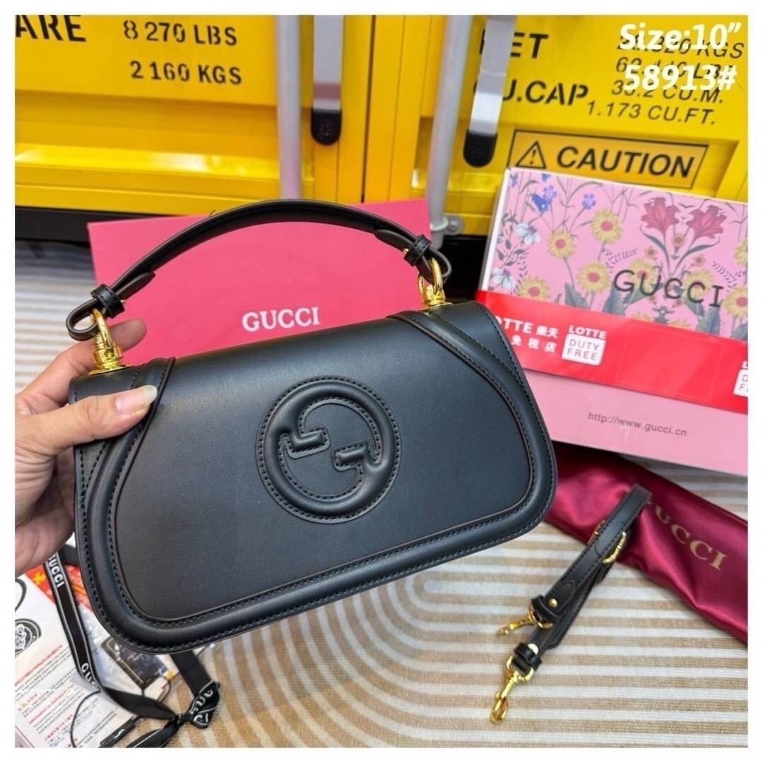 Gucci Blondie small top handle bag กระเป๋าสะพายรุ่นใหม่สุดไอคอนนิก ดีไซน์วินเทจยุค 70 เป็นความหรูหราที่สามารถใช้งานได้จริง เหมาะอย่างยิ่งสำหรับตู้เสื้อผ้าของสาวๆยุคนี้ ดาวเด่นดวงใหม่ของแบรนด์ ควรมีมากๆ ค่ะ