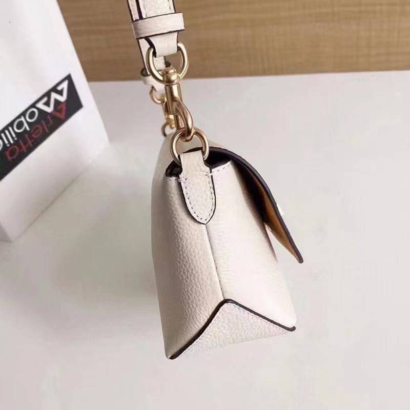 คอลเลคชั่นใหม่ ทั้งสวยทั้งคุณภาพค่ะ😘 COACH KARLEE CROSSBODY BAG 💐พร้อมส่ง ได้ไปไม่ผิดหวังแน่นอนค่ะ! สวยๆแบบคนดังระดับโลกกันค่าา กระเป๋าสะพายแบบครอสบอดี้ร์ หนังแท้นิ่มสวยงามมากๆค่ะ รูปทรงน่ารักกระทัดรัด เปิดปิดกระเป๋าแบบหมุนล็อค ภายในสามารถ