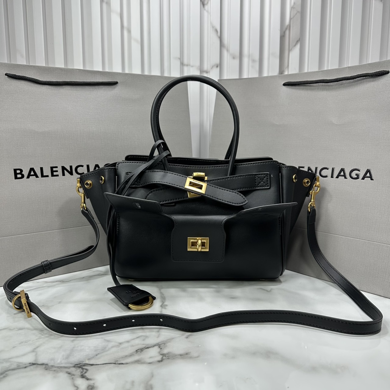 ORI หนังแท้ | Balenciaga Bel Air Carry All Bag Mini in Black smooth leather, aged-gold hardware ที่สุดของไฮแฟชั่น ดีไซน์เหนือกาลเวลาสุดไอคอนิค ต้องยกให้แบรนด์นี้เลยค่ะ กระเป๋าสะพายดีไซน์สวย!! หรู!! เลิศ!! ไม่ซ้ำใคร
