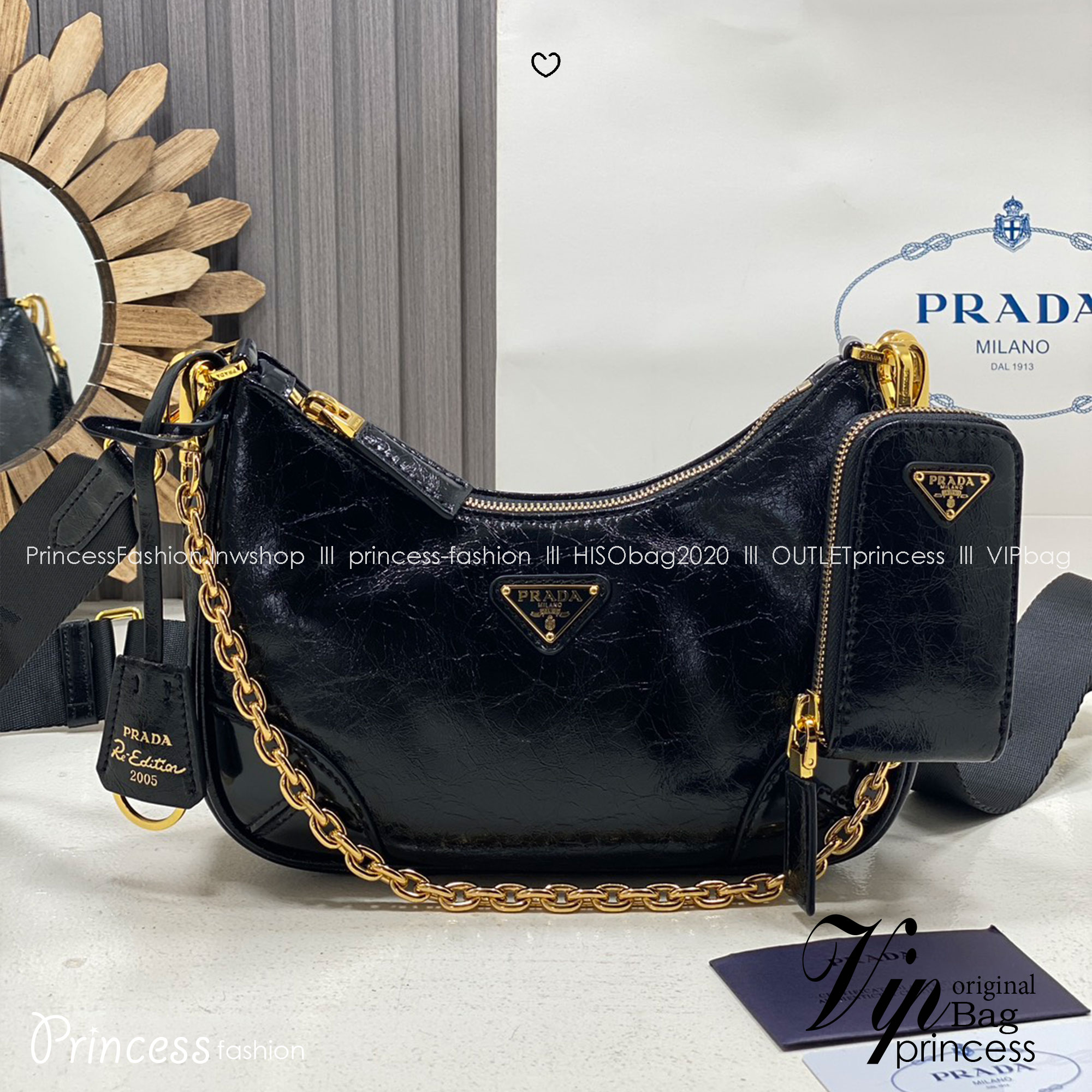 ORI หนังแท้ | Prada Re-Edition 2005 bag in Naplak leather กระเป๋าสะพายทรงโฮโบหนังแก้ว ดีไซน์เอฟเฟกต์มันวาวและเท็กซ์เจอร์ที่มีเสน่ห์สไตล์วินเทจ พร้อมทริกห้อยเพิ่มสไตล์สัมผัสที่โดดเด่นและร่วมสมัยยิ่งขึ้น