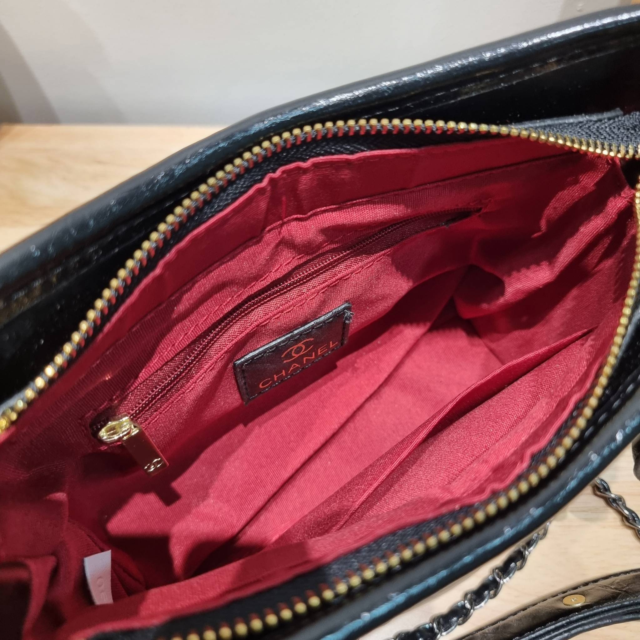 CHANEL GIFT SET สุดหรูชวนให้สะสมส่งท้ายปี กับไอเท็มลิมิเต็ดและ best seller พร้อมเสิร์ฟครบชุด สุดคุ้ม มาพร้อมกระเป๋าสะพายถึง 2 ใบ เด็ดทั้งคู่ๆ วัสดุหนังวัว และยังไม่พอ มีกระเป๋าสตางค์แถมให้ไปอีก 1ใบ สวยครบจบในเซ็ทเดียว!!