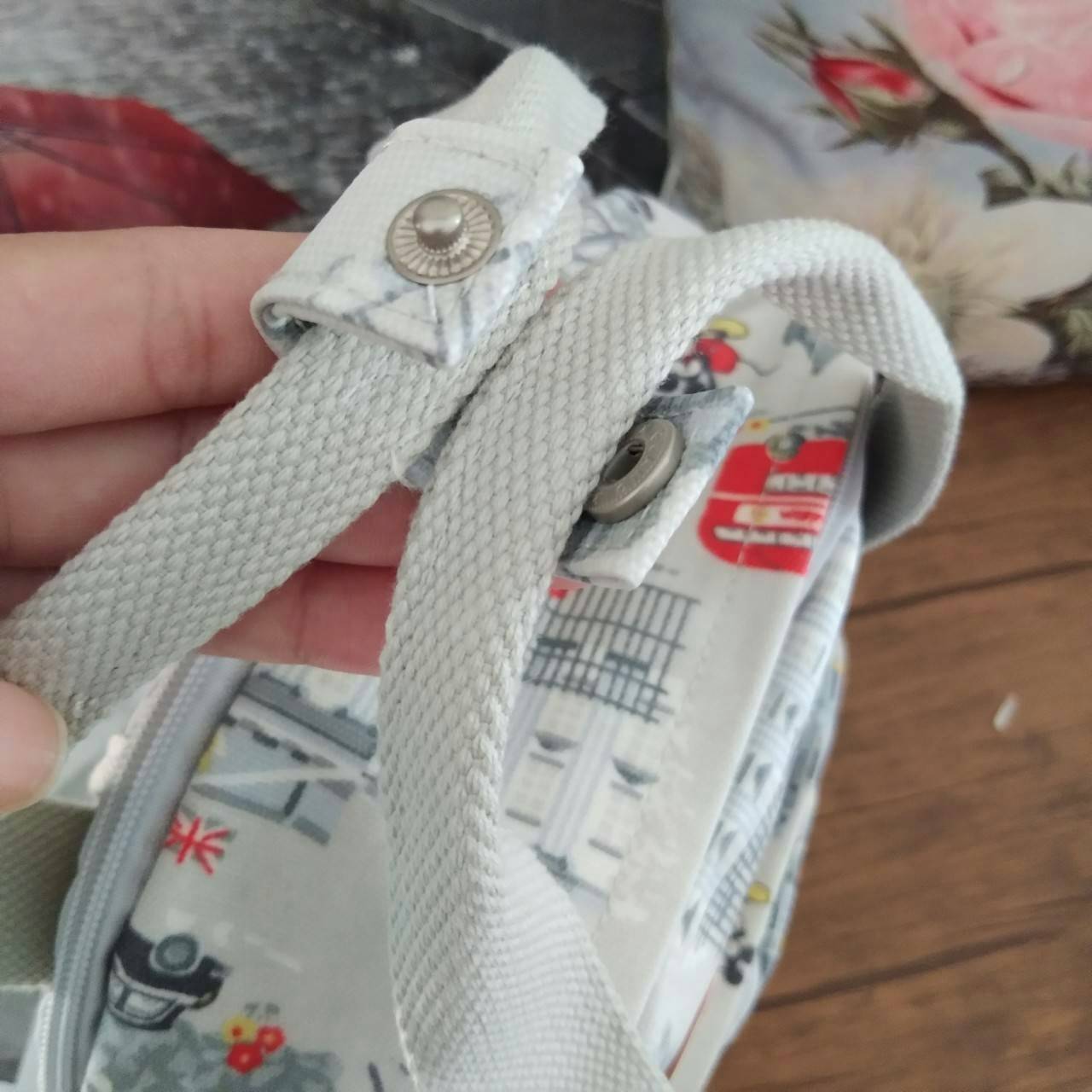 Cath Kidston Backpack Bag - กระเป๋าเป้ สไตล์วินเทจสุดฮิต - เปิด/ปิดกระเป๋าด้วยซิปรอบ - ภายใน มีช่องซิปใหญ่ใส่ของ 2 ช่อง จุของได้เยอะ - ด้านหน้ามีช่องซิปเล็ก 1 ช่อง