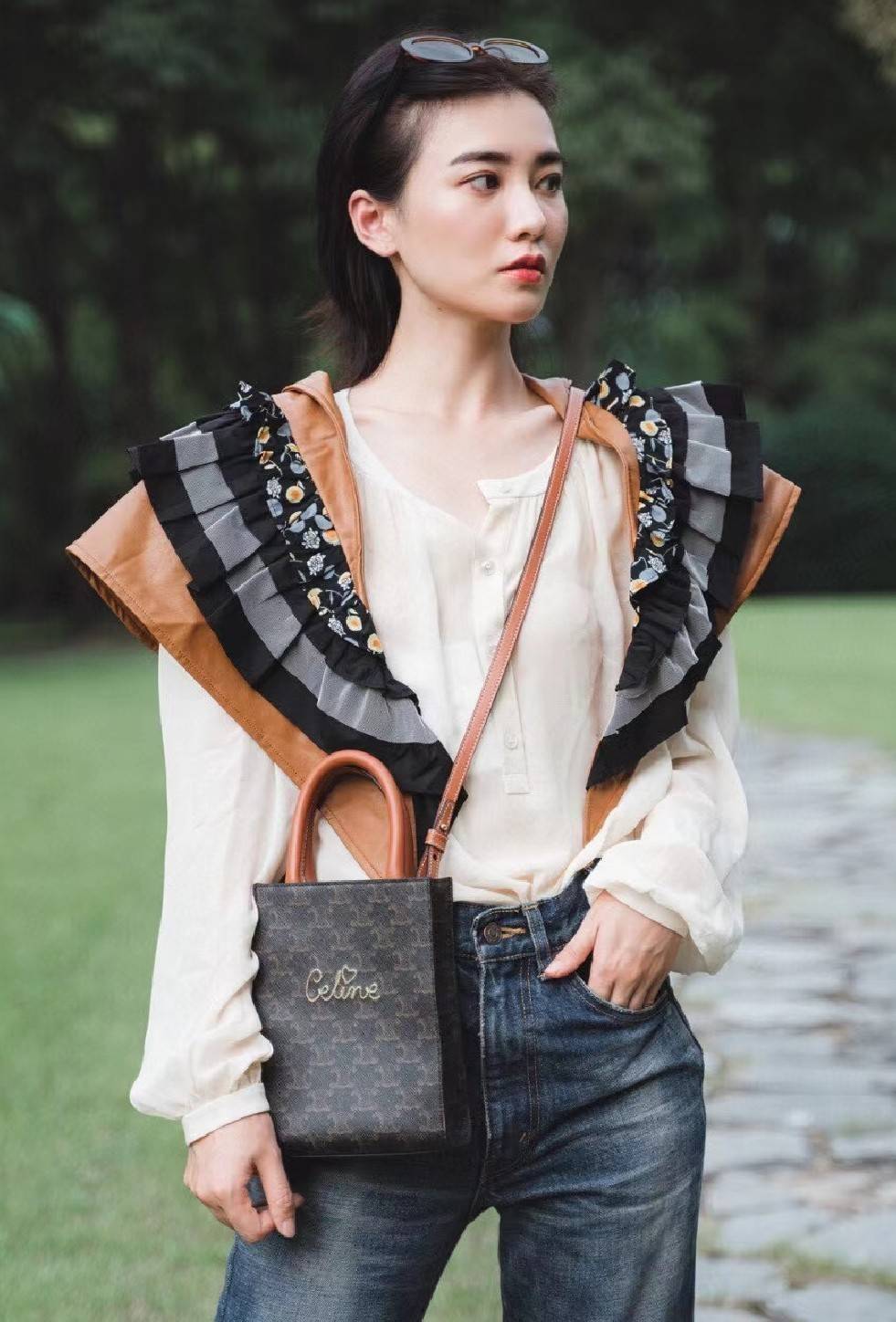 CELINE MINI HAND CARRY AND CROSSBODY BAG VIP GIFT WITH PURCHASE (GWP) พรีเมี่ยมกิ๊ฟ Limited จาก CELINE HAUTE PARFUME DUTYFREE COUNTER วัสดุ COATED CANVAS ดีไซน์ทรงเหลี่ยมสวยหรูสุดคลาสสิคในสไตล์สาว Lisa หนังสวยอยู่ทรงกันน้ำ มีโลโก้แบรนด์ด้านหน้า ภายในโล่งก