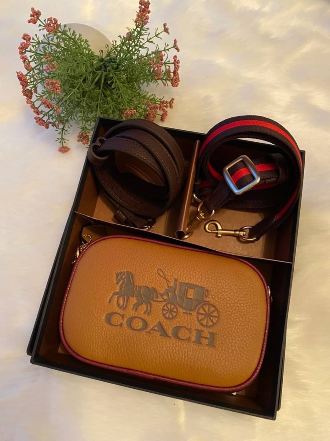 COACH JES CONVERTIBLE BELT BAG IN COLORBLOCK 2IN1 !! กระเป๋าคาดอก/สะพายข้าง ใช้ได้ถึง 2 แบบ!! คุ้มค่ามากที่สุด!! วัสดุหนัง pepble ดีไซน์เรียบ แต่หรู ภายในเป็นช่องโล่ง ใบนี้สาวๆที่ไม่ชอบพกของเยอะ เหมาะมากๆน้า 🙇♀️ ของดีราคาจับต้องได้ ไอเท็มนี