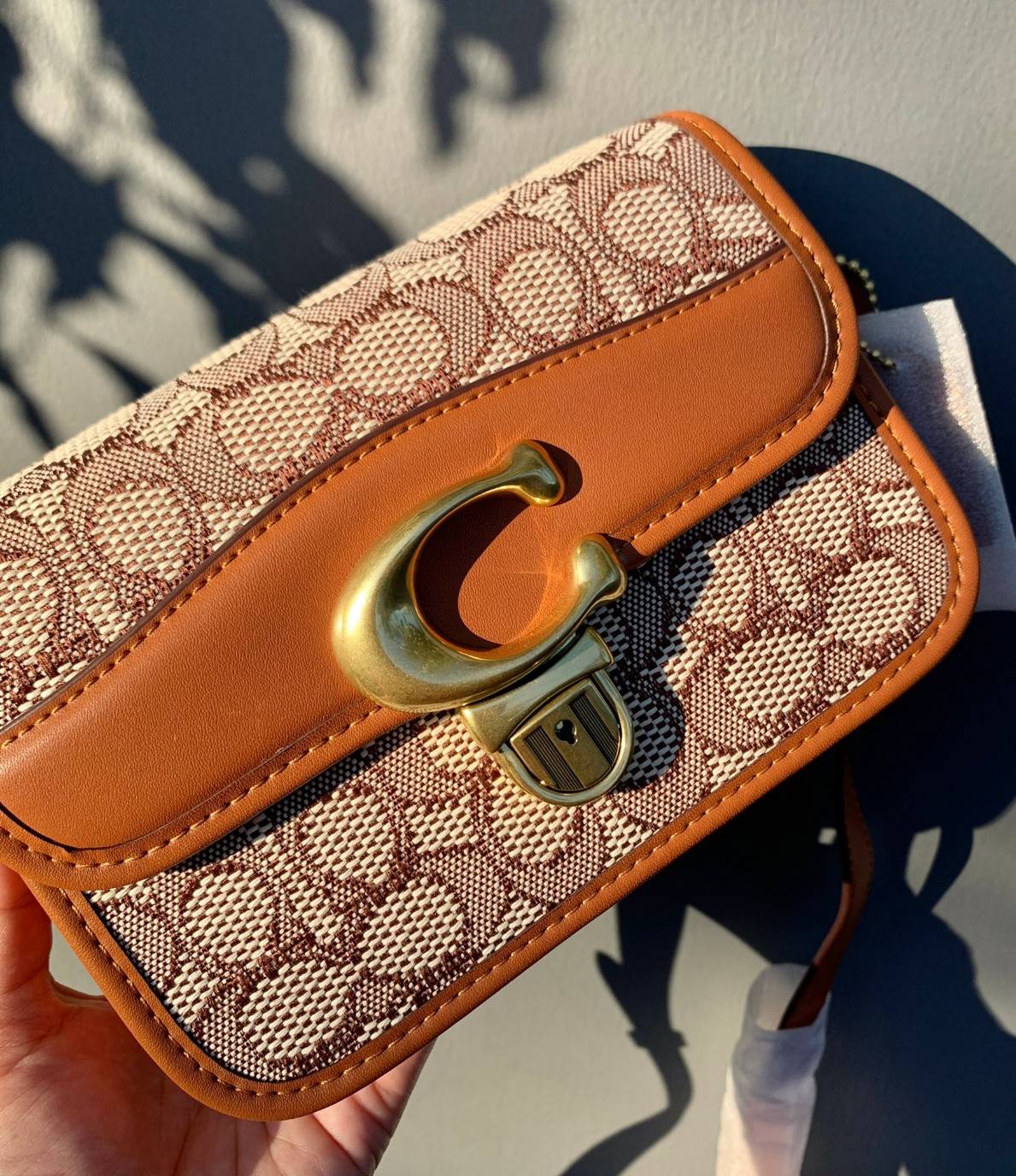 COACH STUDIO SHOULDER BAG 19 IN SIGNATURE JACQUARD ((C7937)) พร้อมส่งที่ไทย ยังไงต้องมีแล้วล่ะสาวๆๆ กระเป๋าสะพายแบบครอสบอดี้ร์ วัสดุJacquard ทอลายแบรนด์+หนังแท้ ได้ลงตัว ลุคคลาสสิค ดูดีมากๆค่ะ ด้านหน้าประดับด้วยโลหะโลโก้แบรนด์ตัวใหญ่ หรู พร้อมที่เปิดปิดแบ