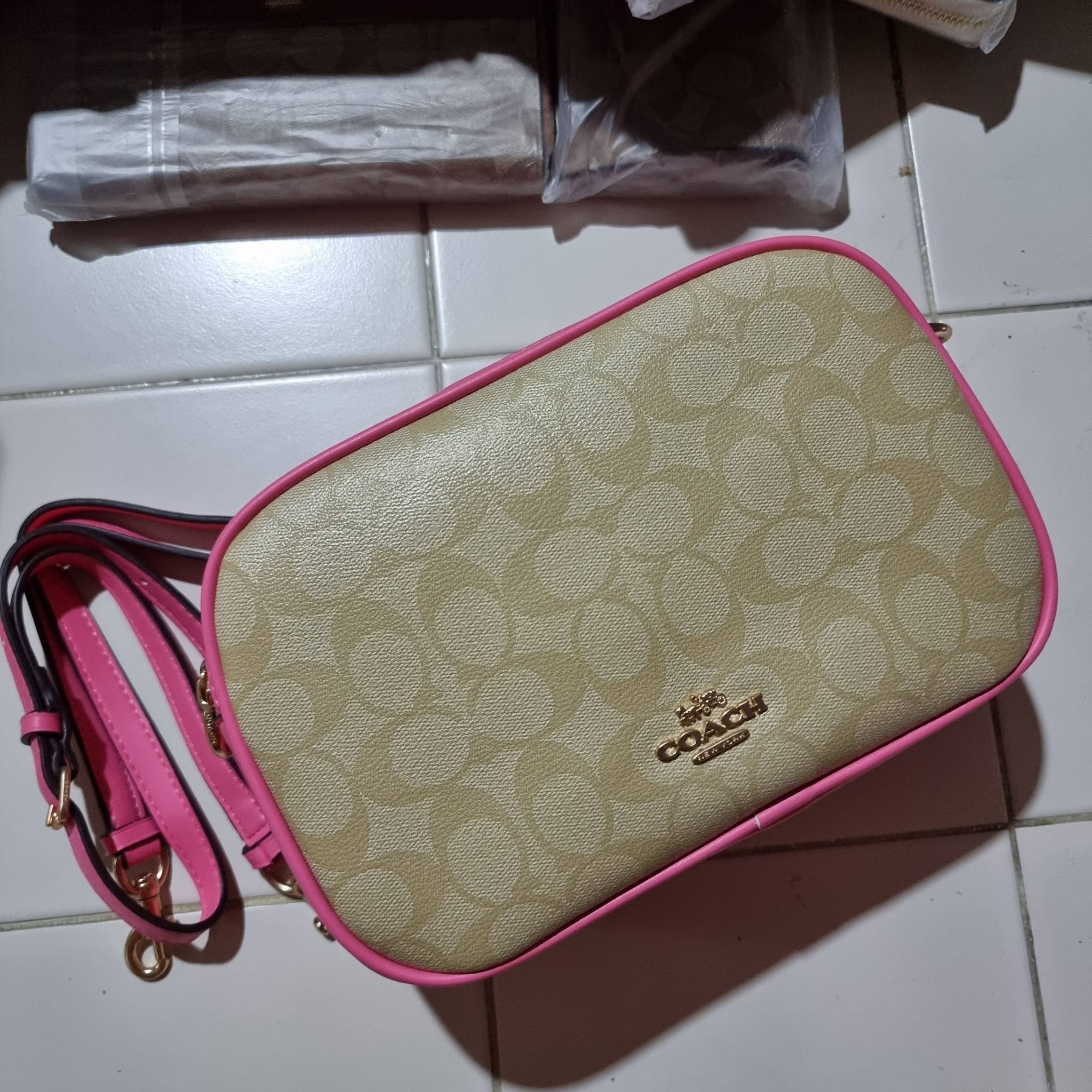 OUTLET 】COACH F68168 JES CROSSBODY IN SIGNATURE CANVAS รุ่นยอดฮิต!! กระเป๋าสะพายข้าง รุ่น 2 ซิป ใบใหญ่จุใจ สีคลาสสิคขายดี!! วัสดุหนังแคนวาสเคลือบลาย เปิด-ปิดด้วยซิป 2 ช่องหลัก ใช้งานง่าย ทรงสวยมากๆรุ่นนี้ มาพร้อมสายสะพาย crossbody ปรับได้ตามตัว ภายในใส่ขอ