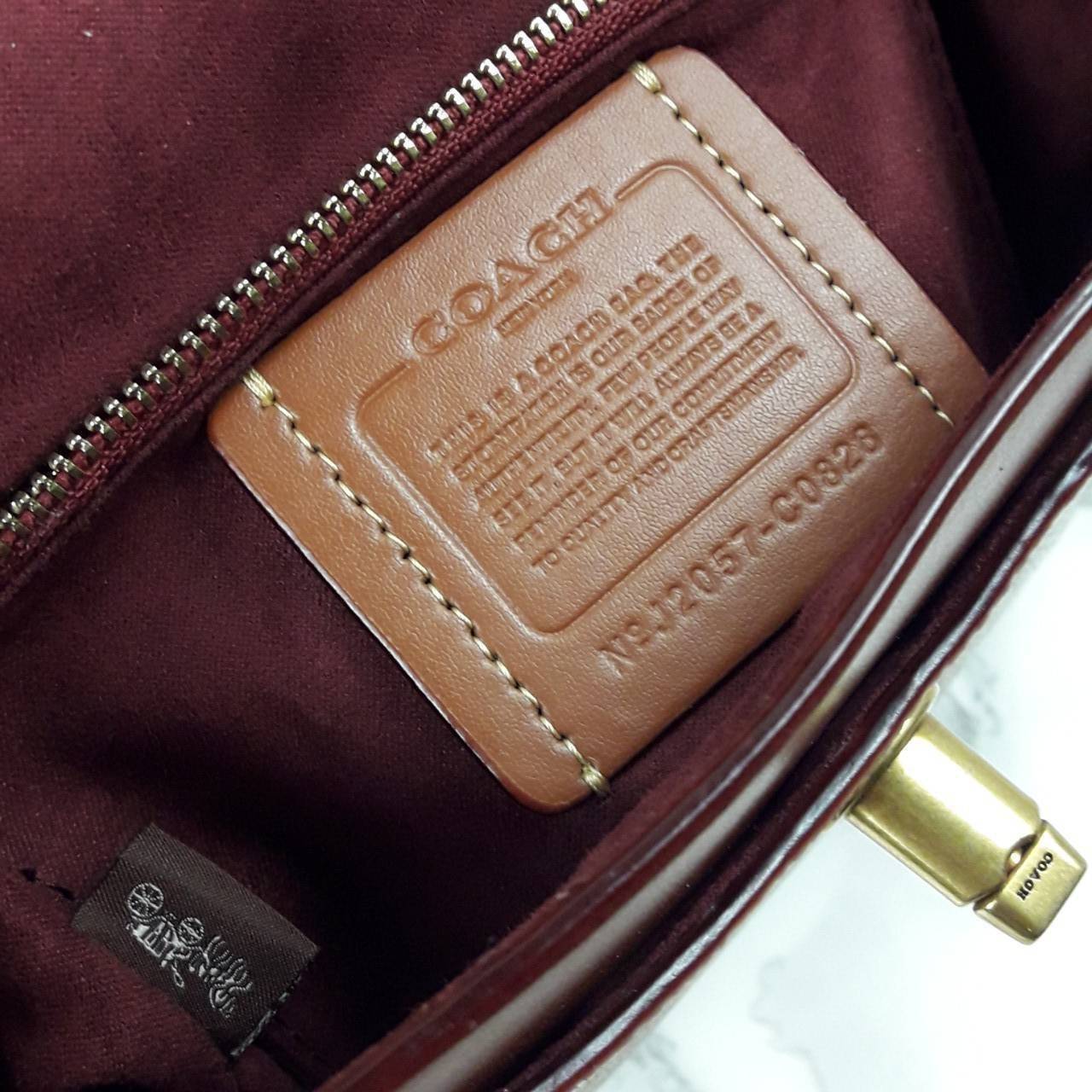 OUTLET 】COACH MADISON CONVERTIBLE BACKPACK 18 IN SIGNATURE CANVAS (C0828) ใบเดียว เปลี่ยนลุคได้เยอะขนาดนี้ ต้องมีแล้ว 🍁ใบนี้ ปรับลุคได้ตามใจสั่งเลย >> เป็นเป้ได้ คล้องไหล่ได้ คลอสบอดี้ได้ หรือจะปรับสายสั้นเก็บด้านในกระเป๋า ถือแบบสวยๆ ดูดีแบบ