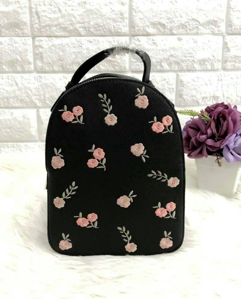 Bershka backpack bag ✔️รุ่นหายากค่ะ กระเป๋าสะพายหลัง หนังซาฟเฟียโน่ ด้านหน้าปักรูปดอกไม้ งานปักเน้นๆ สวยงามมากๆค่ะ เปิดปิดกระเป๋าแบบซิป ภายในโล่ง ใส่ของได้จุนะค่ะ สายสะพายด้านหลังเลื่อนปรับฟรีไซด์ค่ะ รุ่นนี้ขนาดกำลังดี น้ำหนักเบา ใบจริงน่ารักน่าใช้