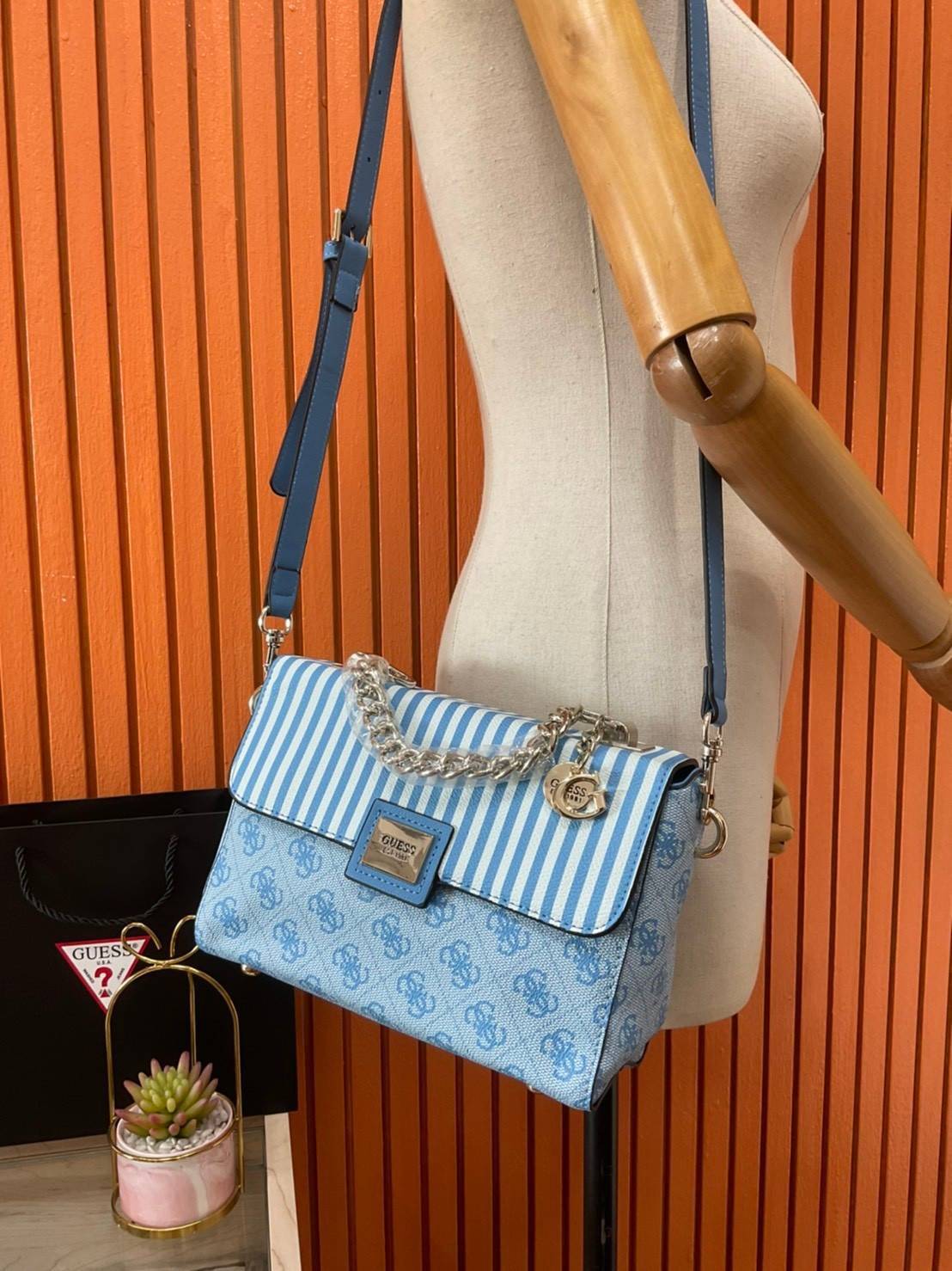 ราคาปังปิ๊นาศ (!!) มากแม่ 💕 GUESS Candace Top Handle Flap Bag กระเป๋าสะพาย Crossbody / คล้องแขน ถือออกงานได้ ทรงน่ารัก จากแบรนด์ GUESS สวยอยู่ทรง ขนาดกำลังดี น้ำหนักเบา ด้านหน้ามีโลโก้แบรนด์อะไหล่ทอง มีอะไหล่โซ่ห้อยด้านหน้าสามารถคล้องแขนและถือได้ 