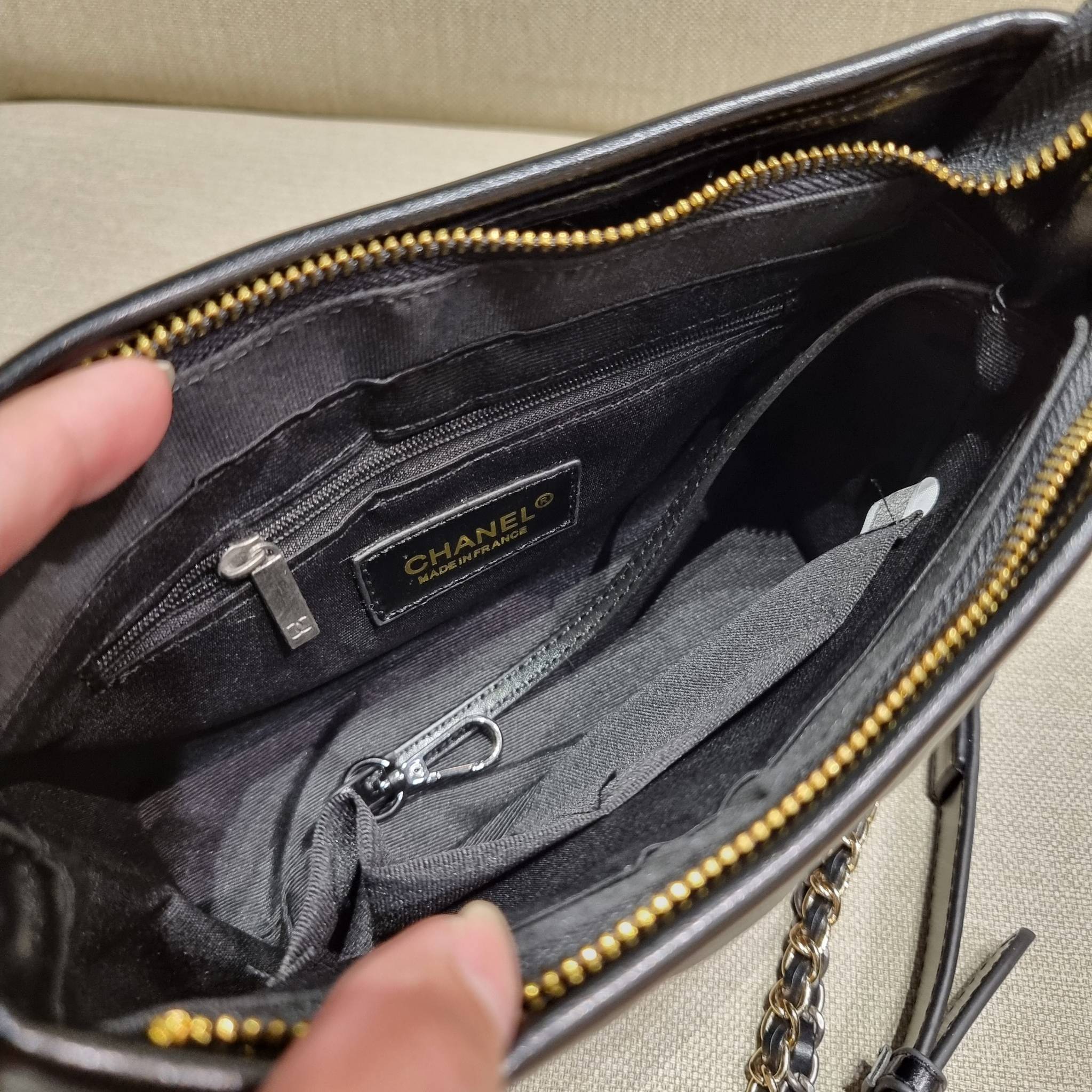 9" CHANEL SHOULDER BAG / CHANEL GABRIELLE HOBO BAG ไซส์คลาสสิค กระเป๋าสะพายข้าง/ไหล่ หนังแท้ นิ่ม หรู มาพร้อมพวงกุญแจสัญลักษณ์แบรนด์ อะไหล่พร้อมโซ่สะพายสีทองสลับสีเงินรมดำ สามารถสะพาย crossbody หรือสะพายไหล่ได้หมด สะพายแล้วขับผิวมากๆ เปิด-ปิดกระเป๋าด