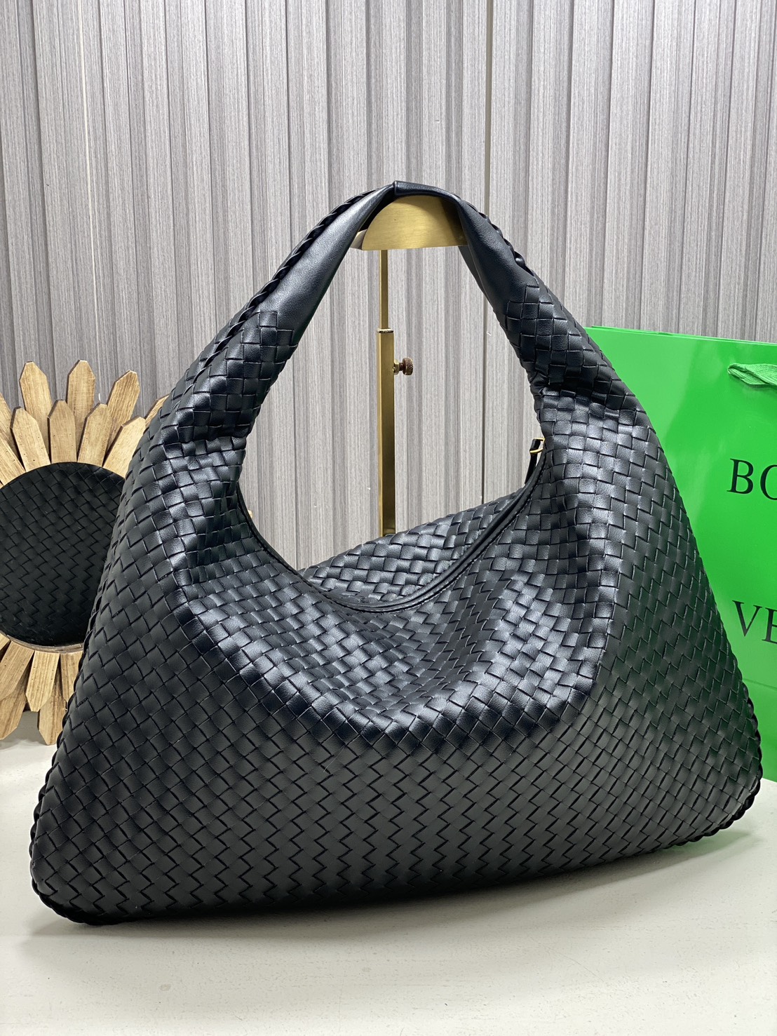 BOTTEGA Large Hop Shoulder Bag 48cm / BOTTEGA Hobo Bag กระเป๋าสะพายไหล่ใบใหญ่ จุของได้เยอะมาก ดีไซส์สานเป็นเอกลักษณ์สวยงาม